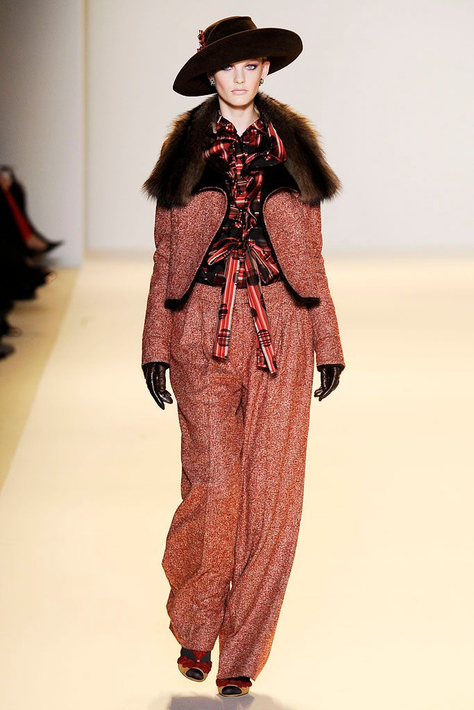 Carolina Herrera F/W 10 Look 37