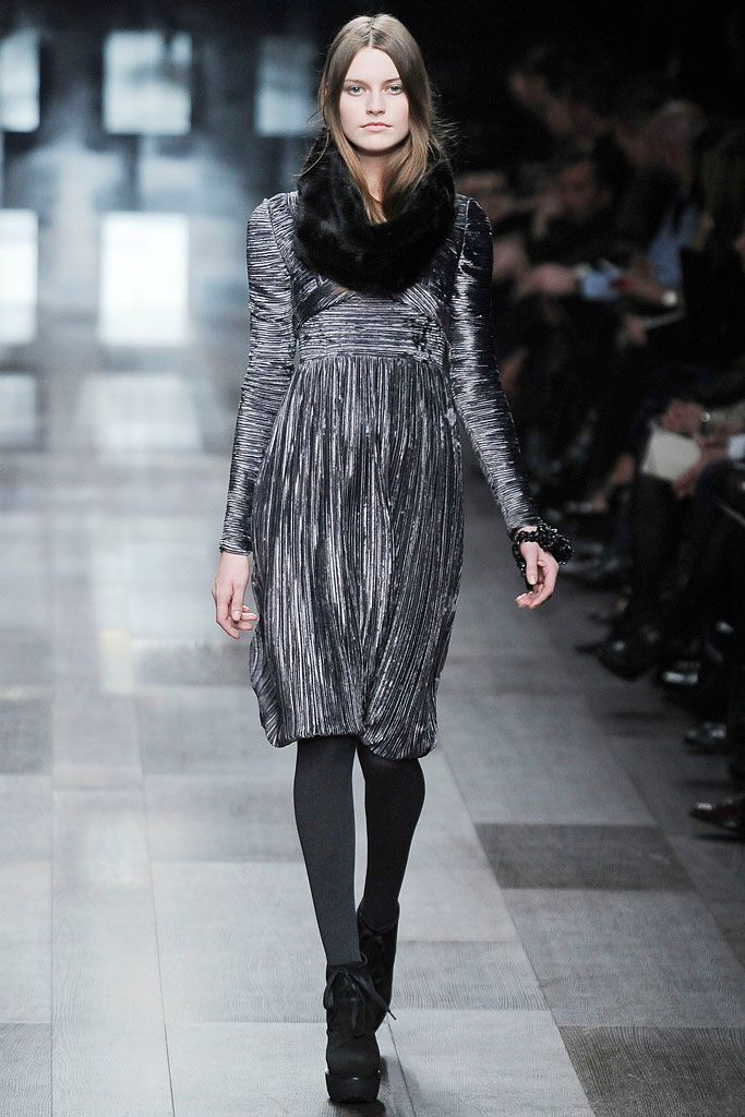 Burberry F/W 09 Look 136