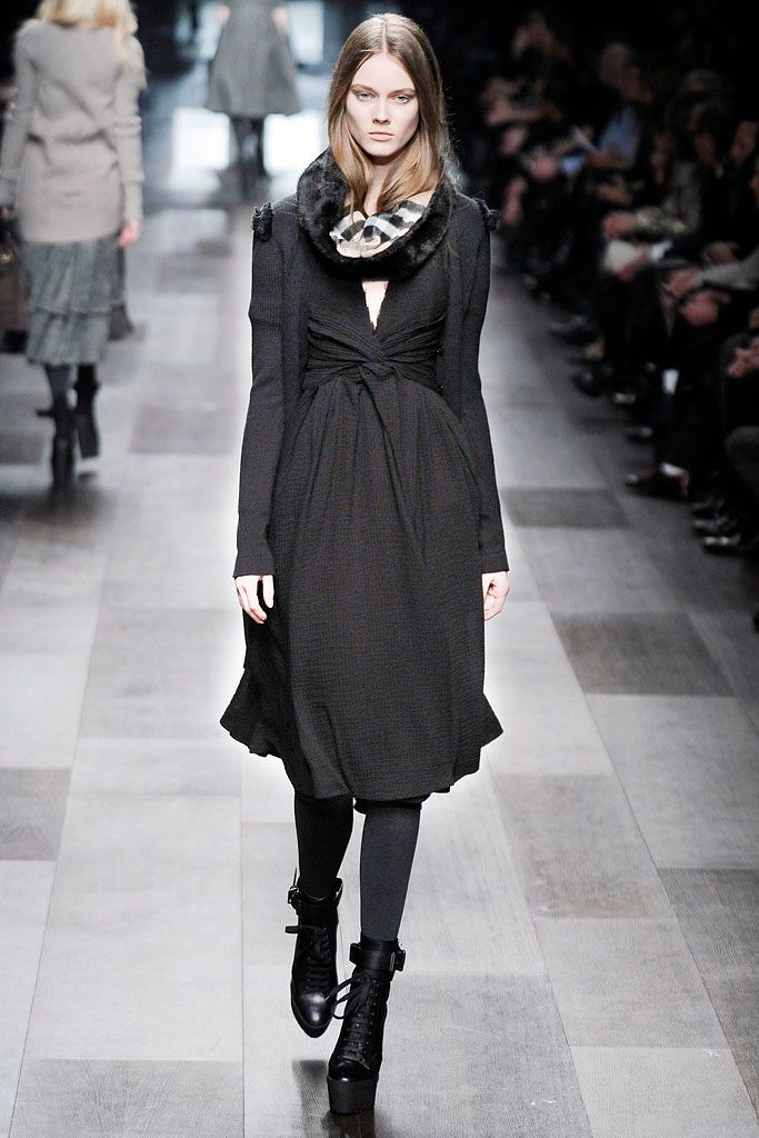 Burberry F/W 09 Look 44