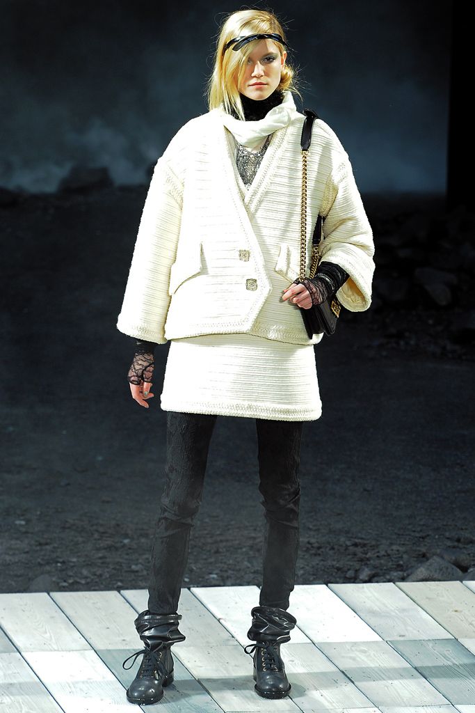 Chanel F/W 11 Look 31