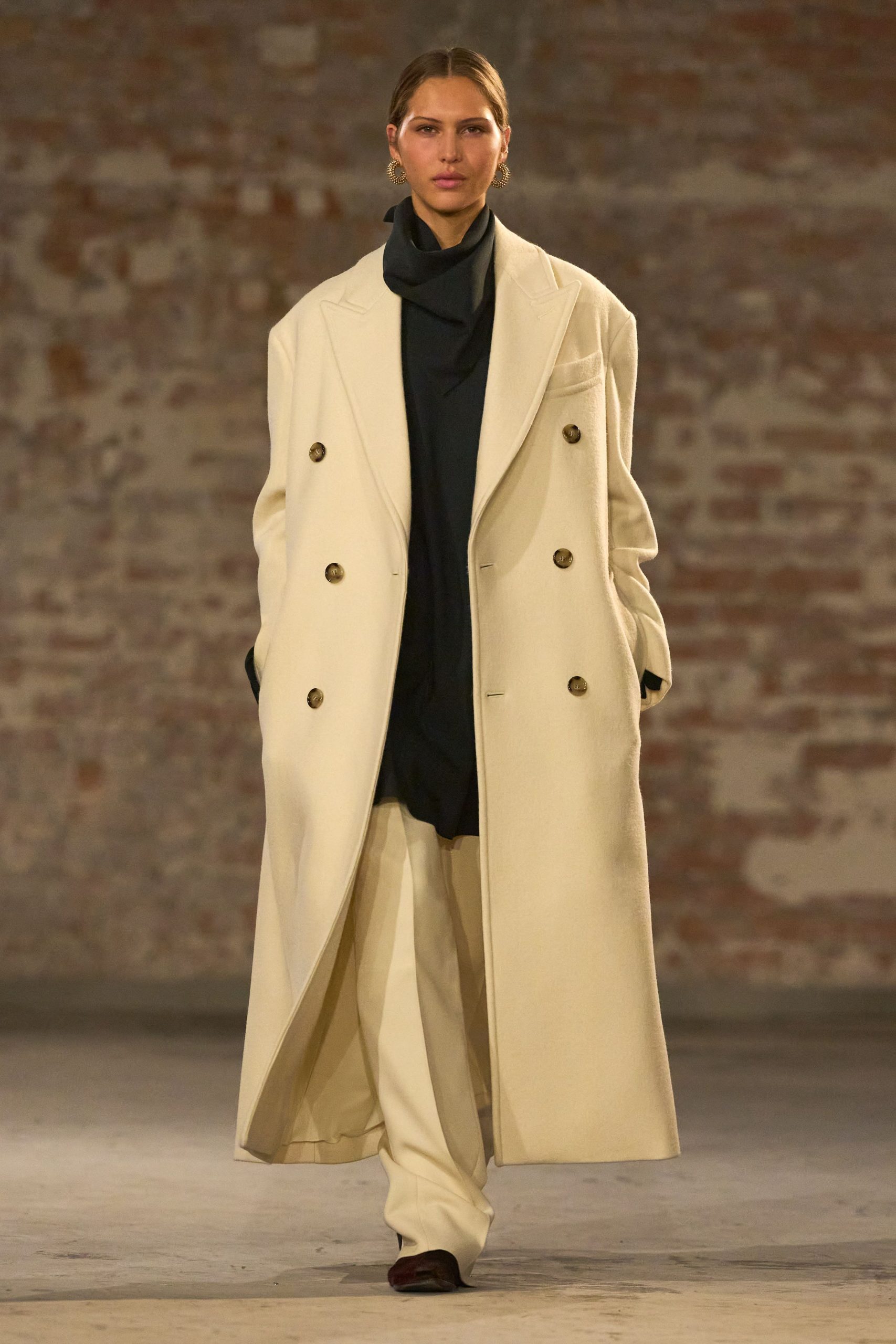 white wool long-sleeve collared oversized coat