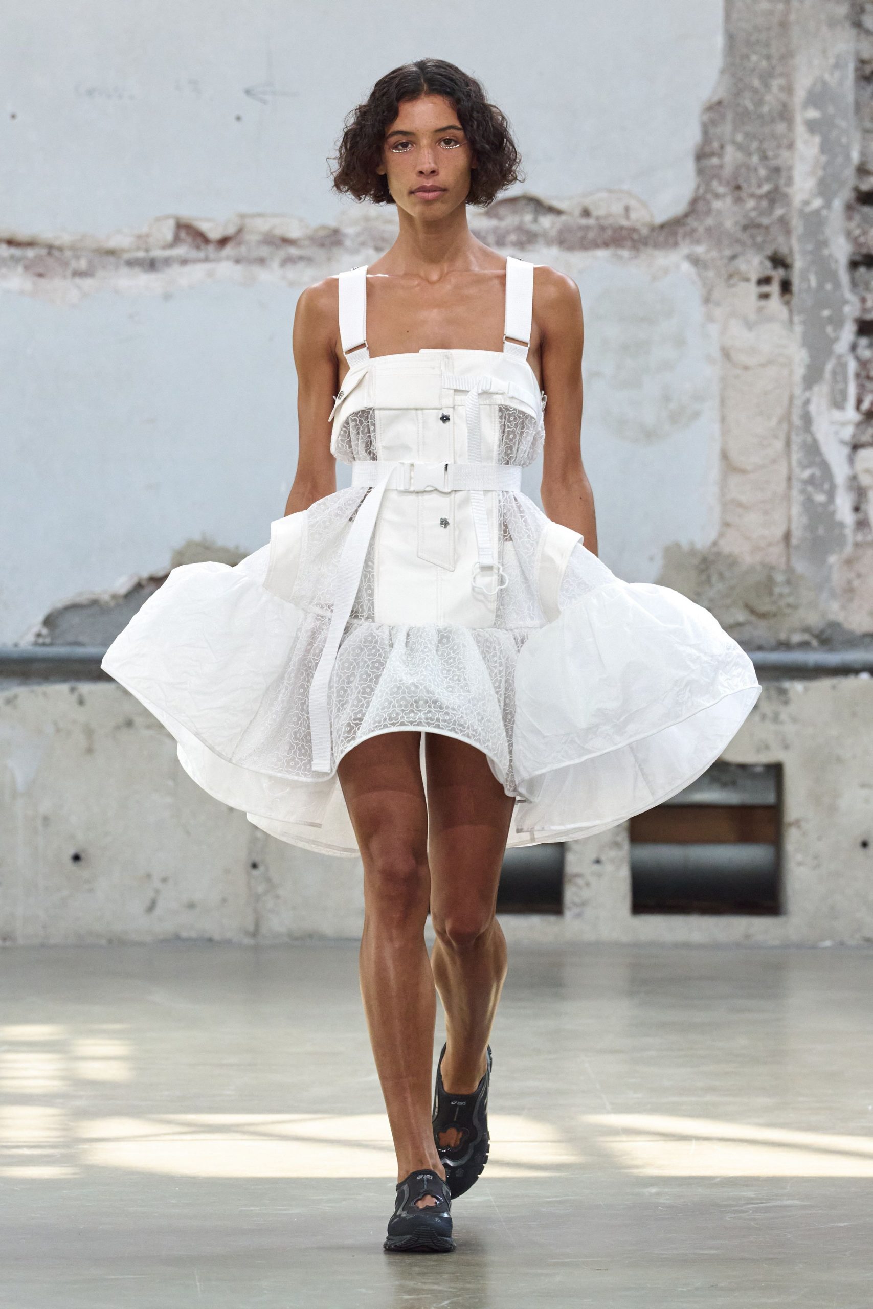 white cotton sleeveless collared fitted pleated zippered dress