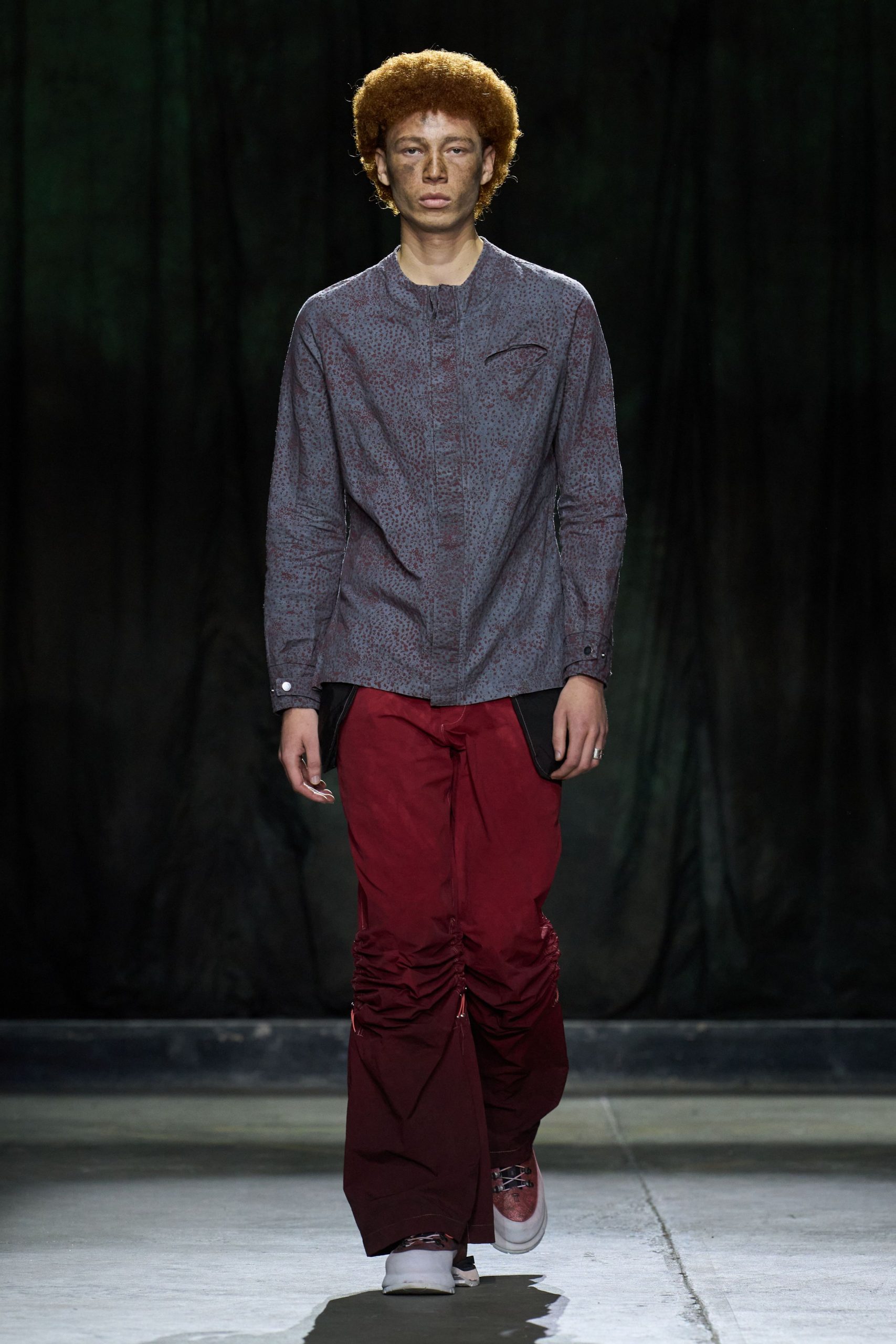 gray shirt red pants white shoes