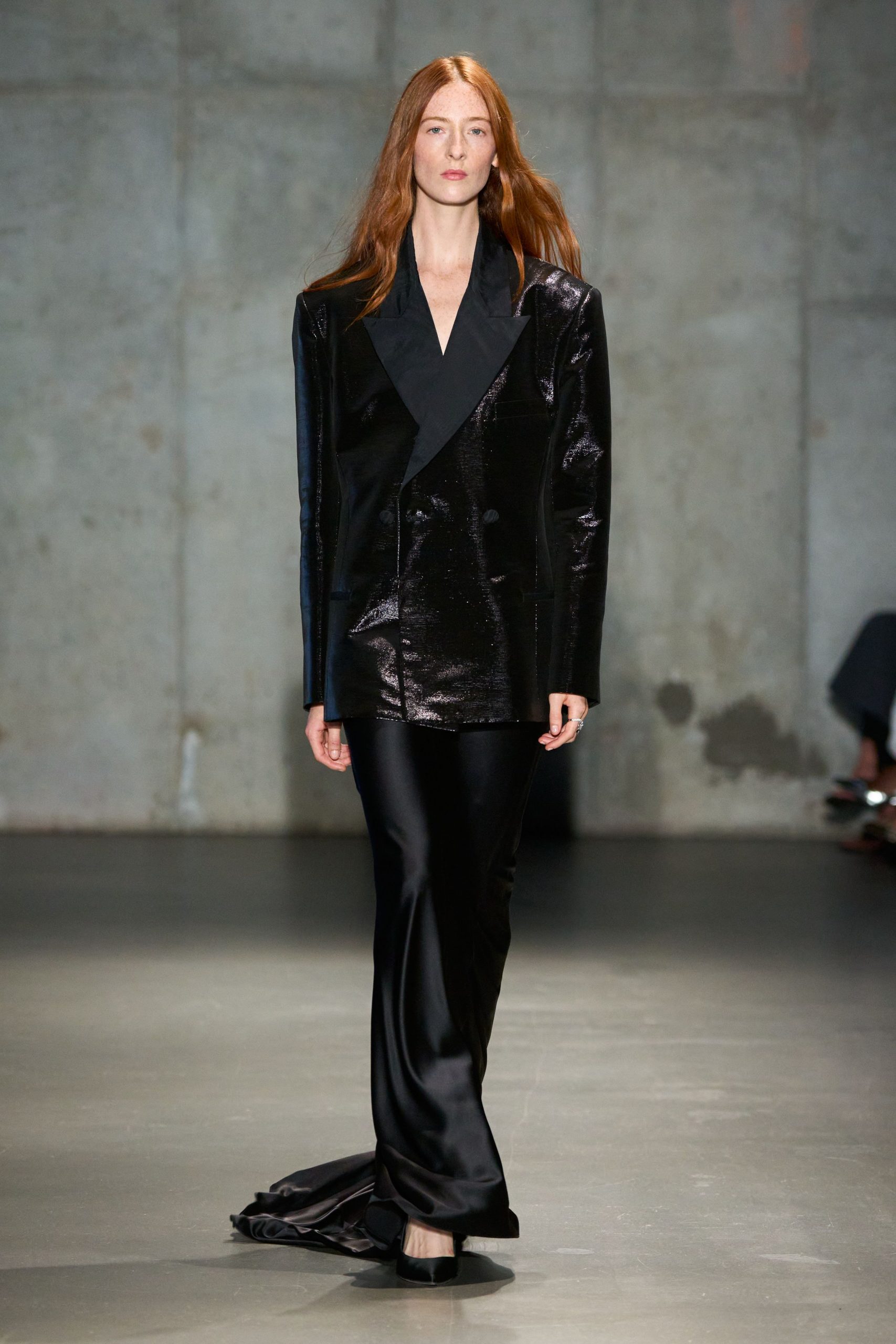 black silk long-sleeve collared fitted buttoned shiny blazer