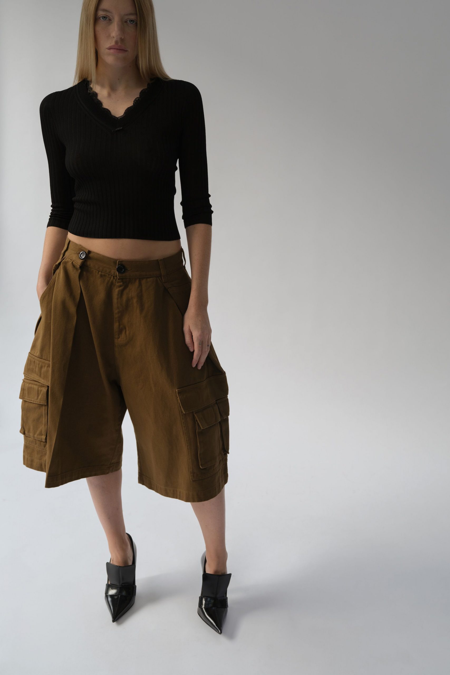 black fitted top brown cargo shorts
