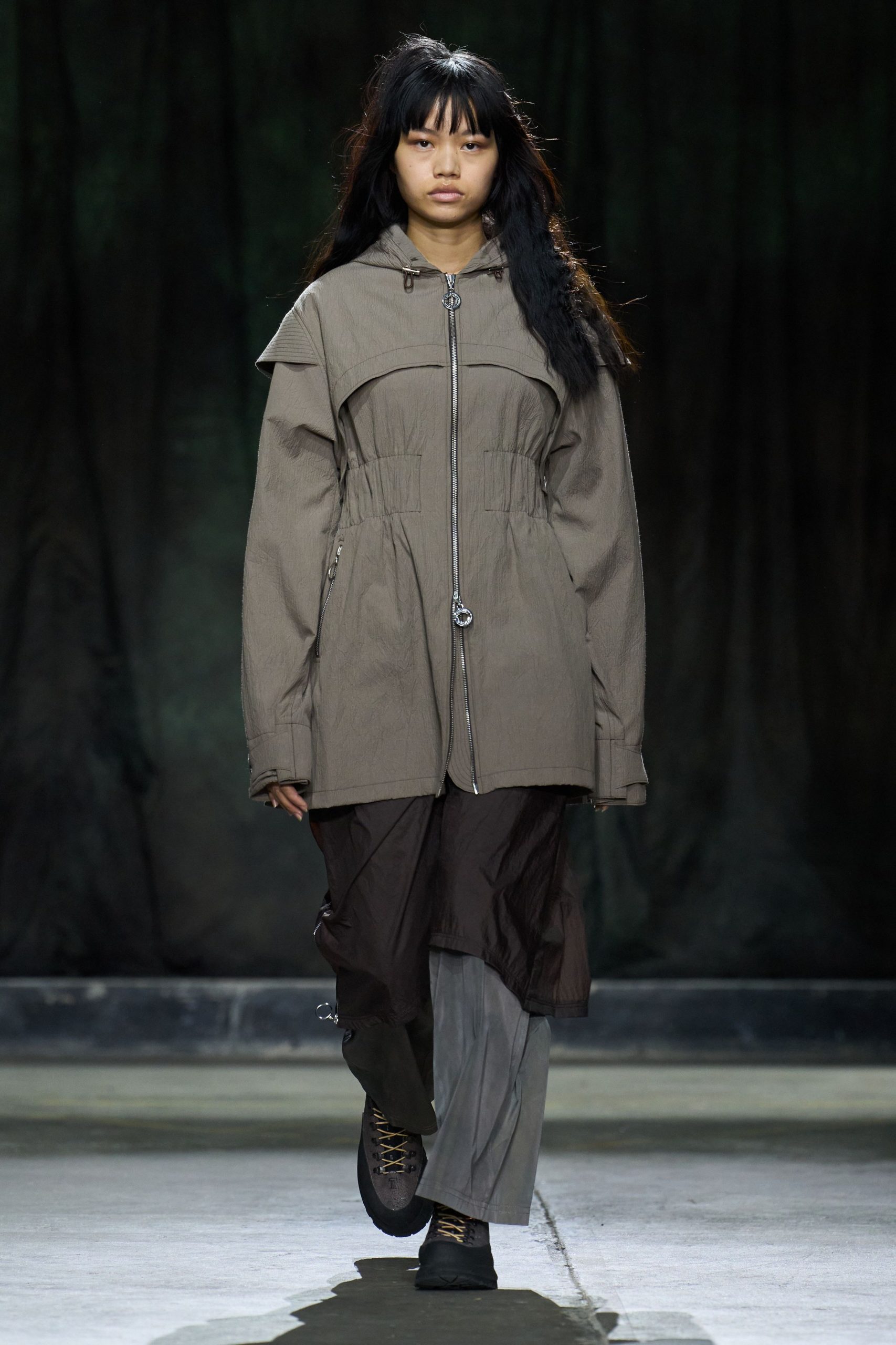 brown cotton long-sleeve collared relaxed zippered pleated jacket