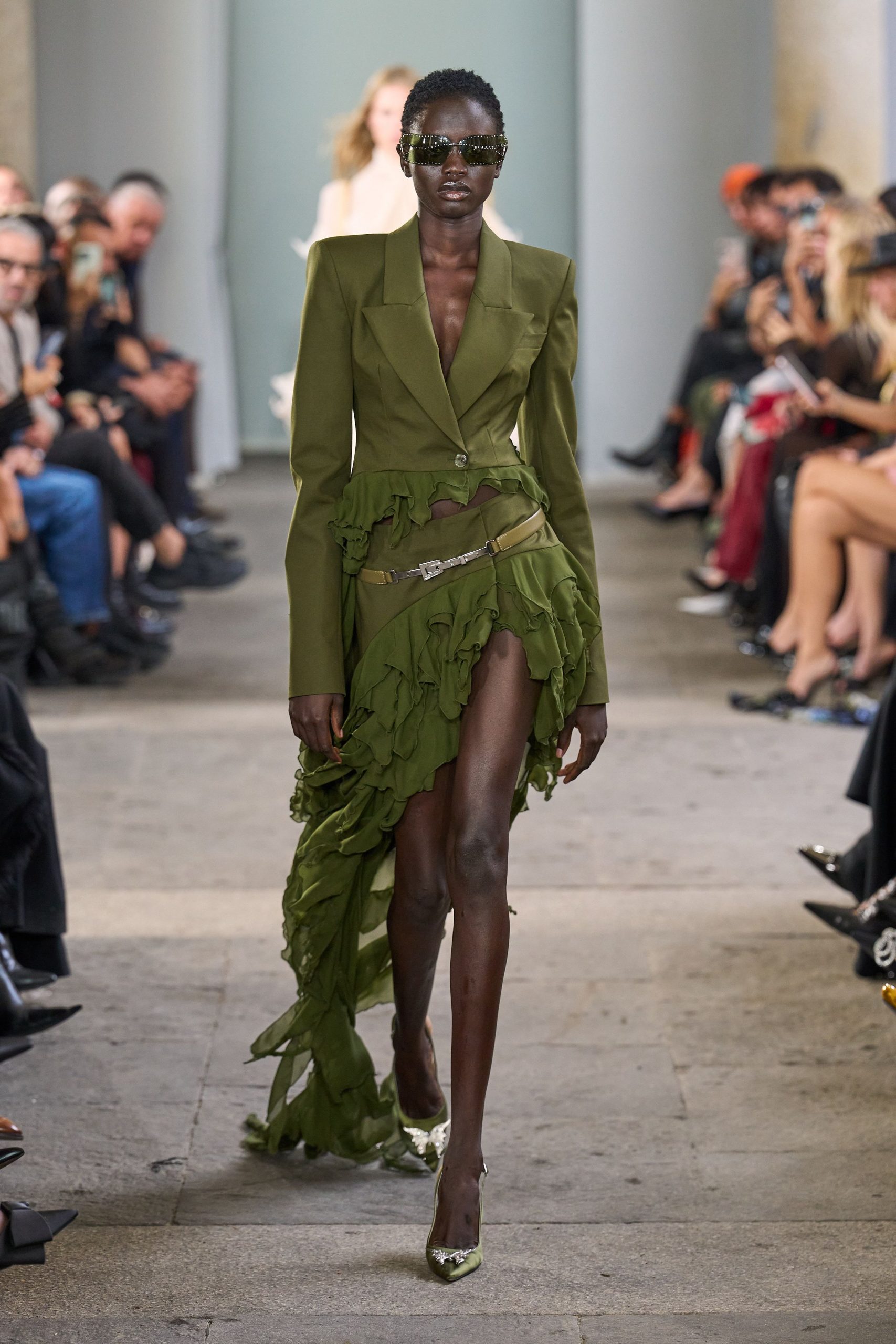 green long-sleeve collared tailored buttoned blazer