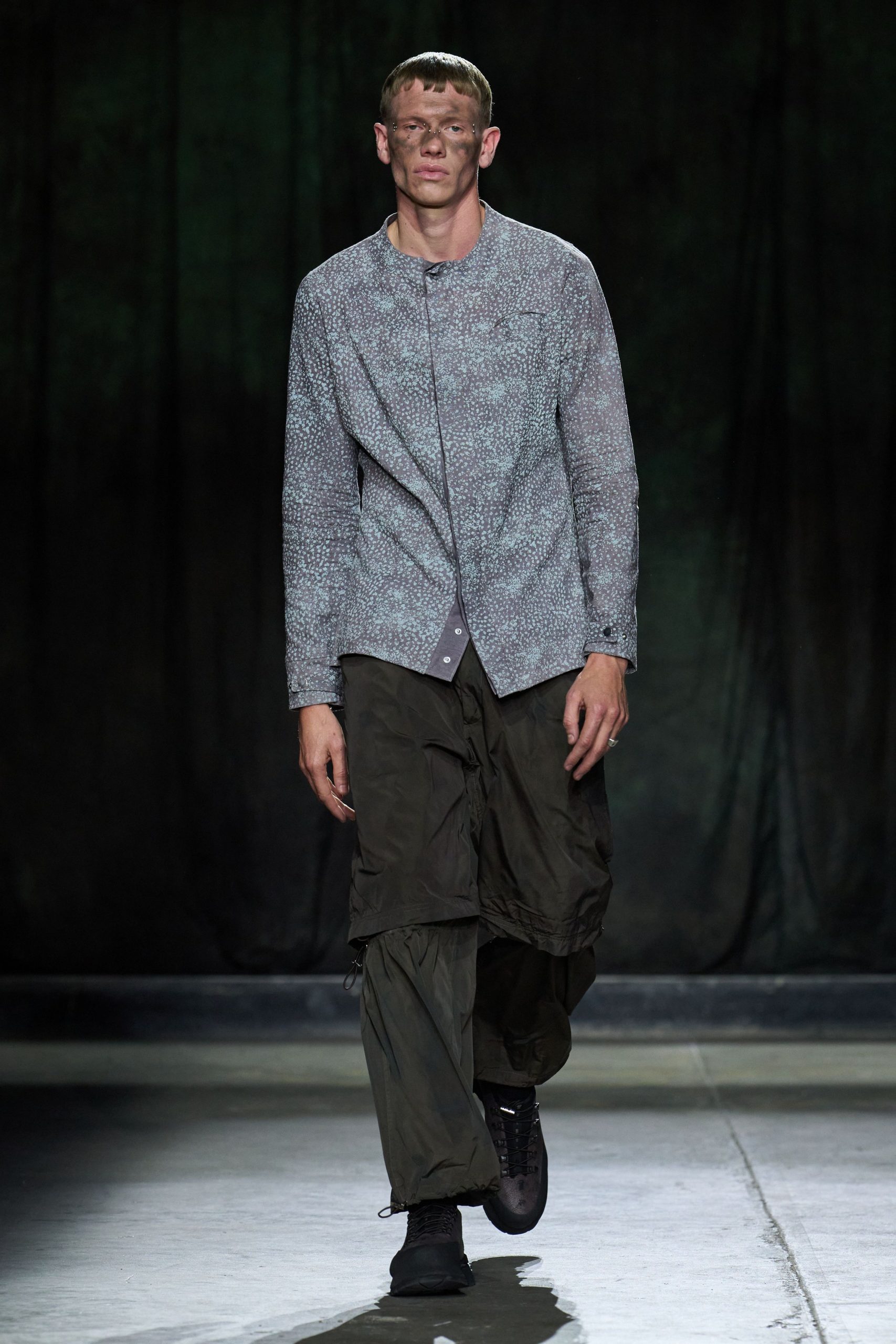 gray cotton long-sleeve collared relaxed printed shirt