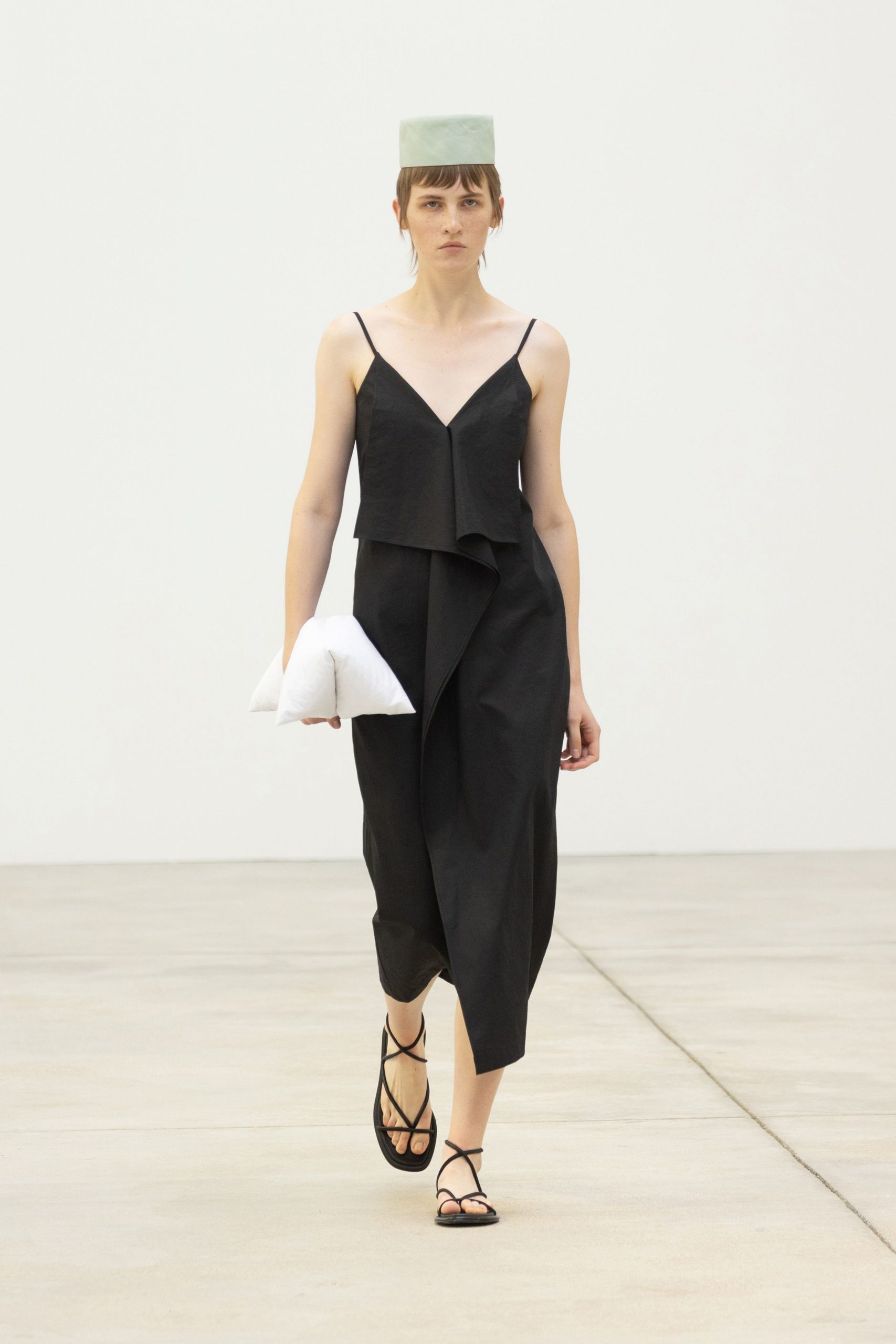 black fitted midi dress with hat