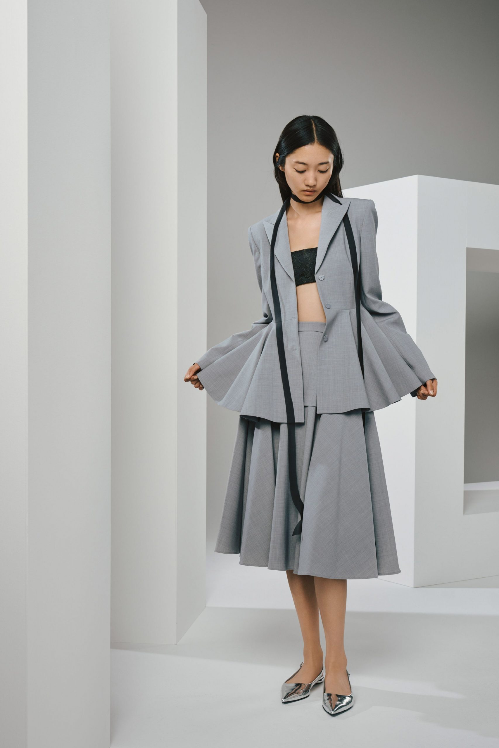 gray cotton long-sleeve collared structured pleated blazer