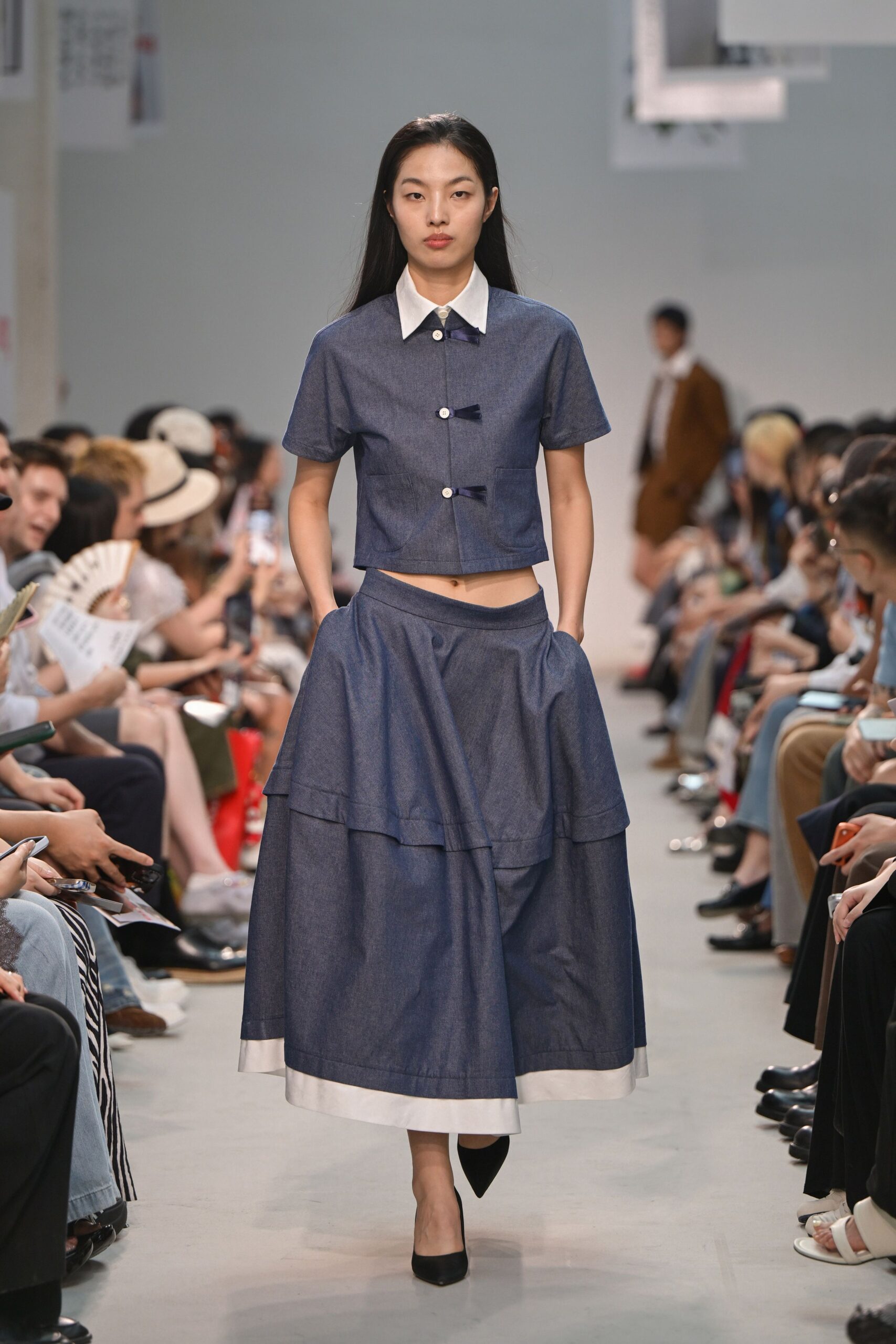 blue denim short-sleeve collared fitted buttoned cropped top