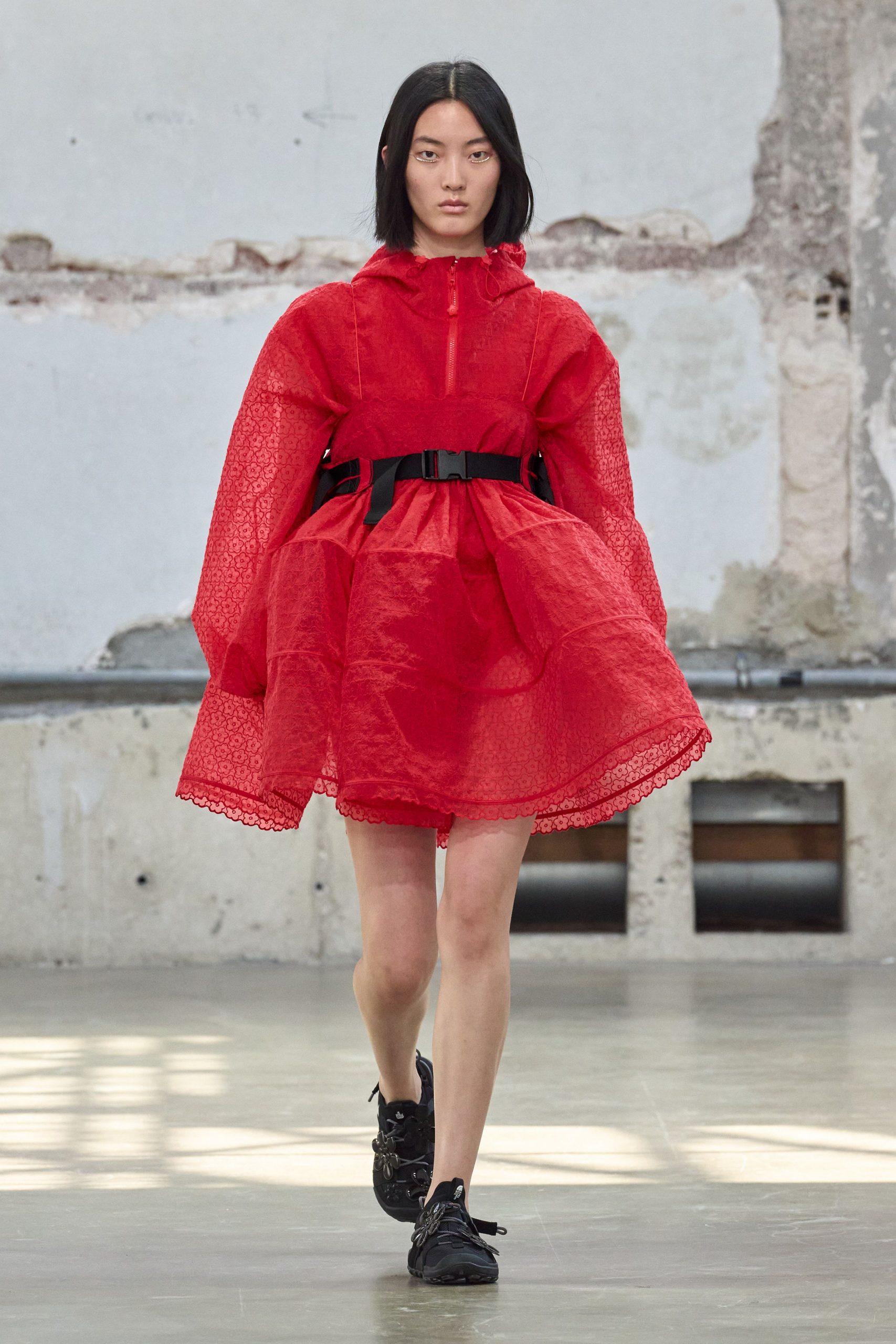 red chiffon long-sleeve hooded fitted zippered pleated dress