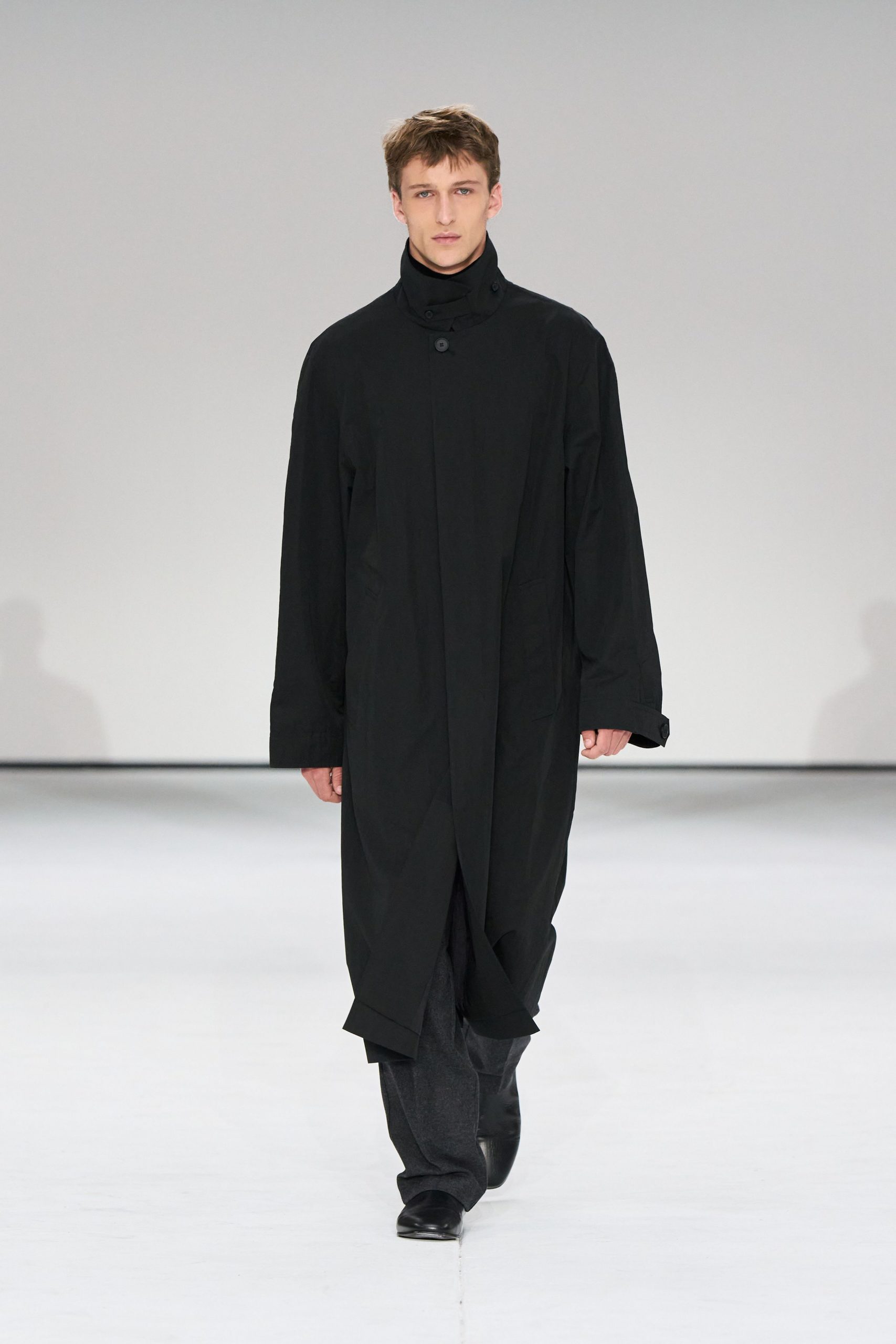 black cotton long-sleeve collared relaxed buttoned coat