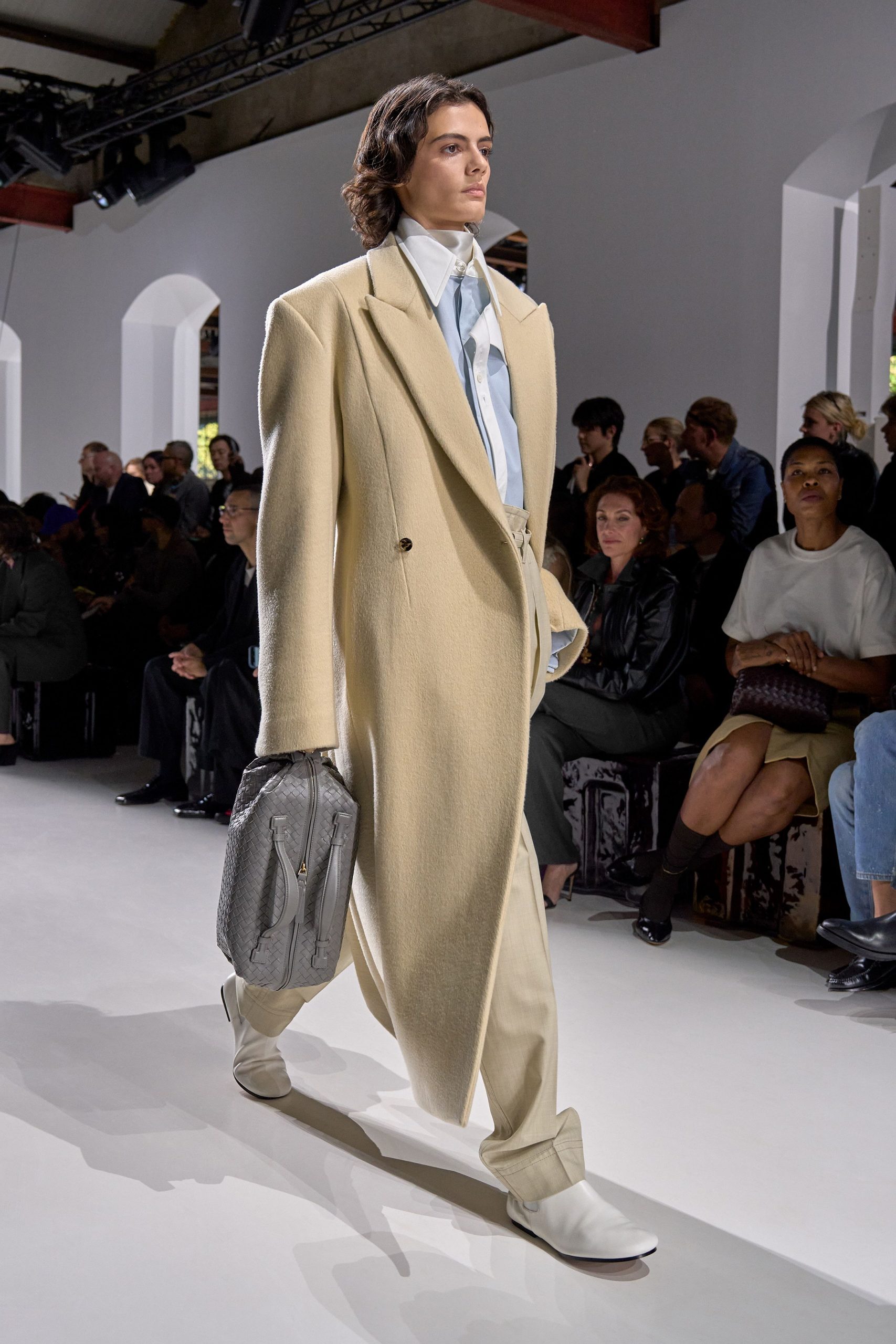 beige oversized coat with gray bag