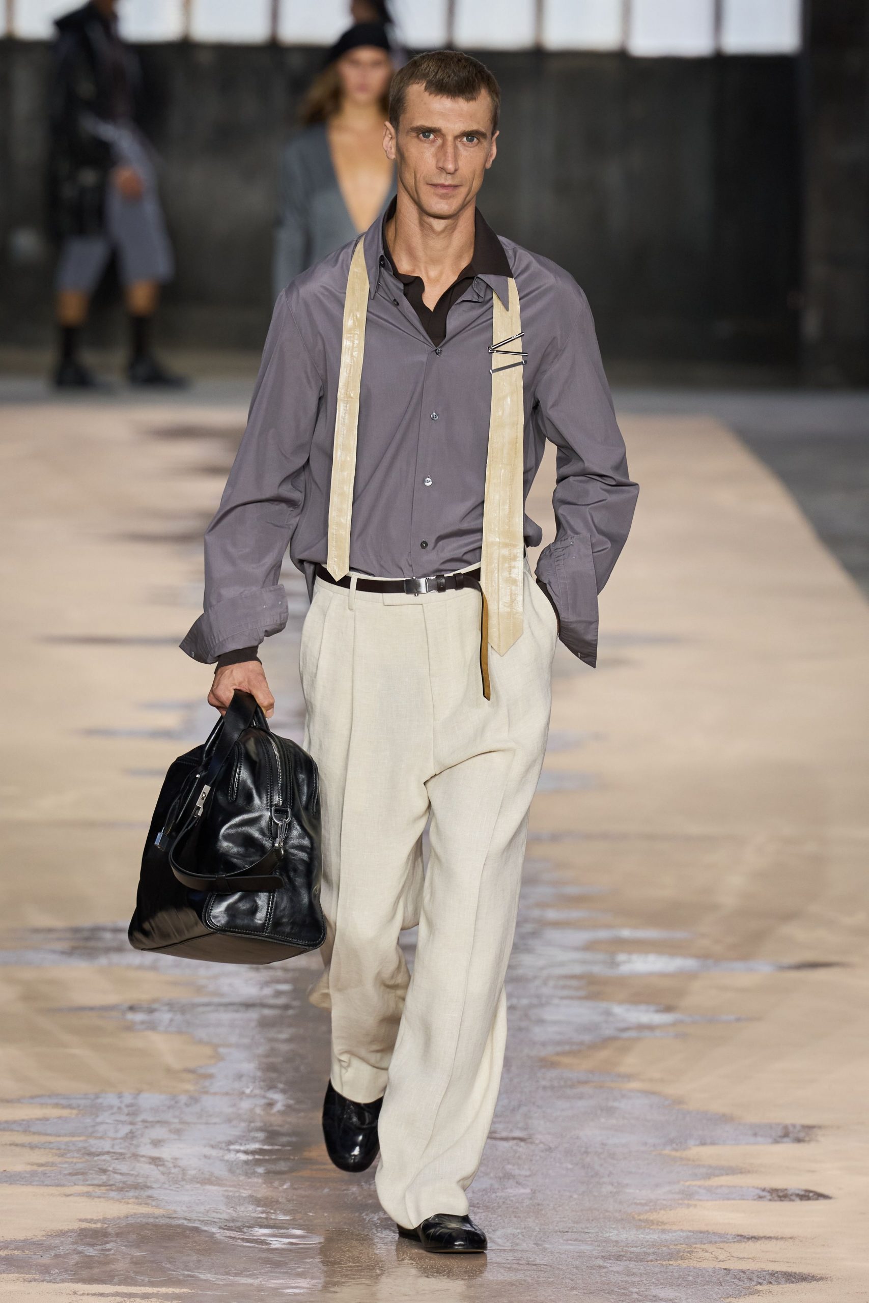 gray shirt beige pants black shoes