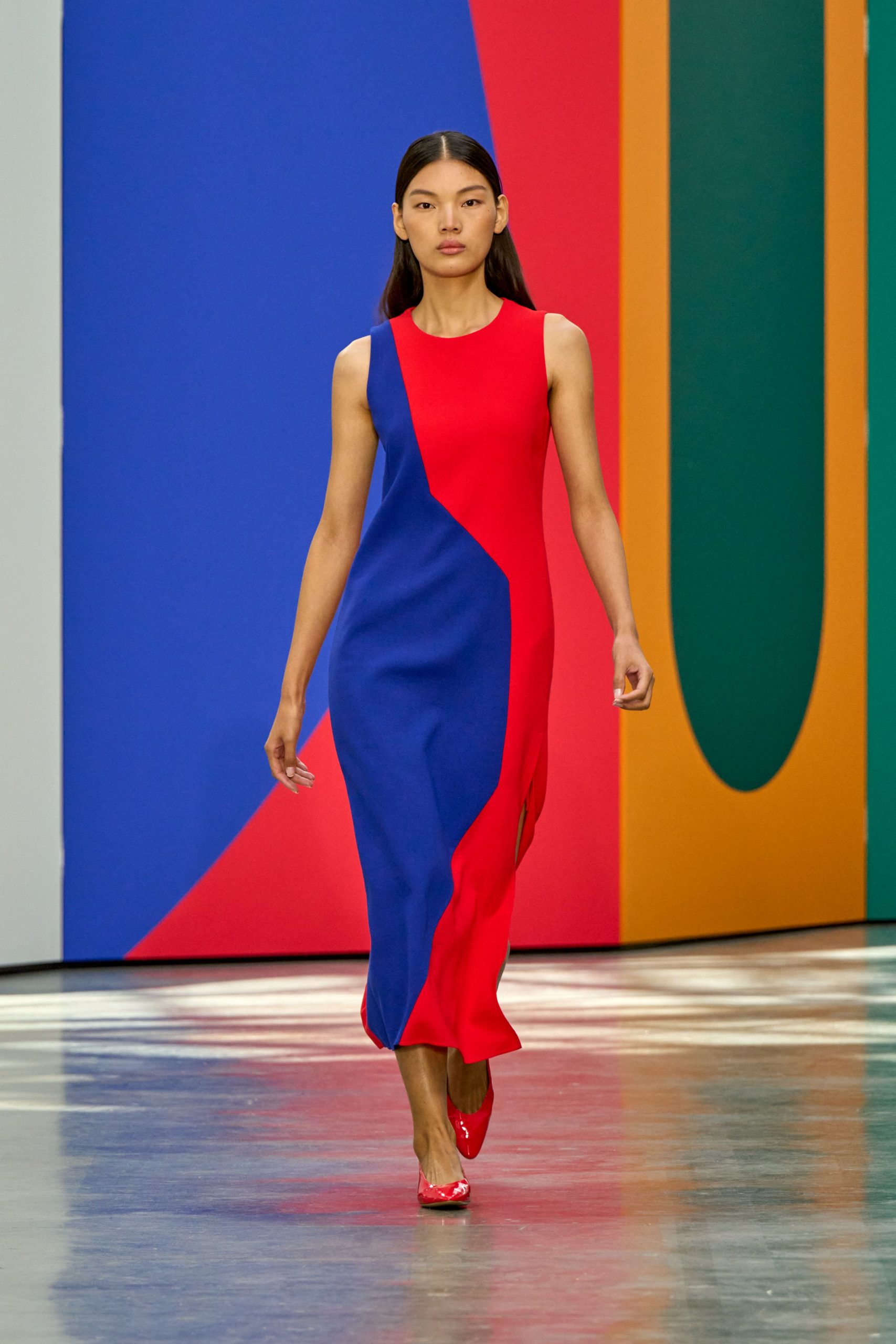 color-blocked midi dress with pink shoes