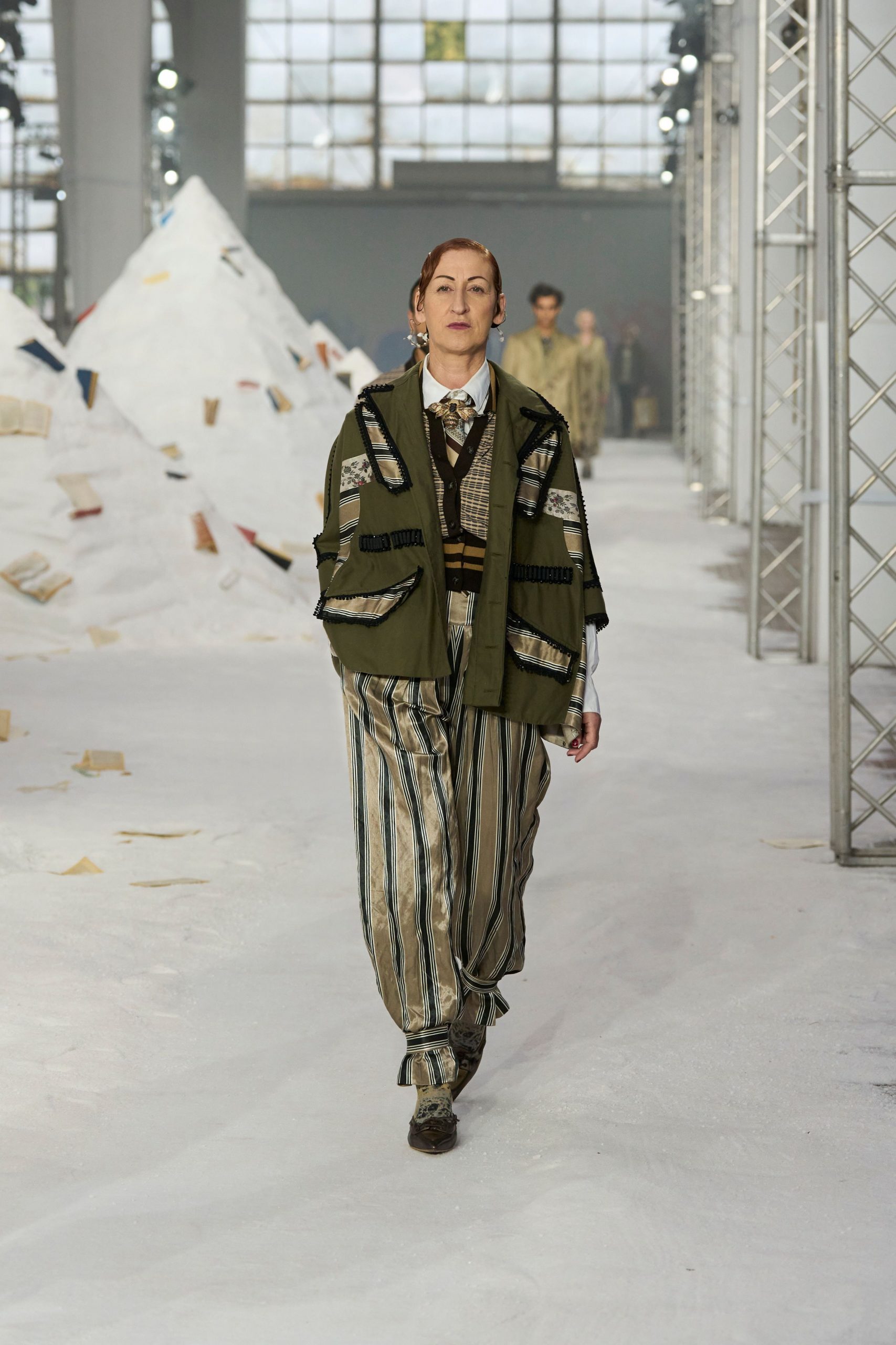 green cotton long-sleeve collared relaxed buttoned pockets jacket