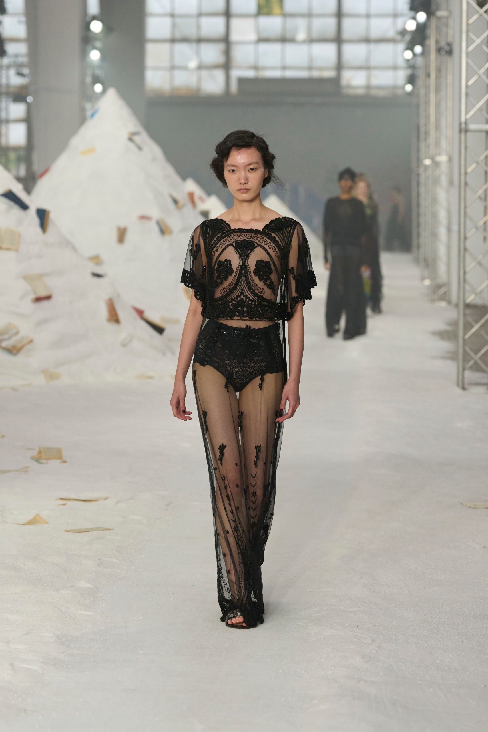 black lace sleeveless gown