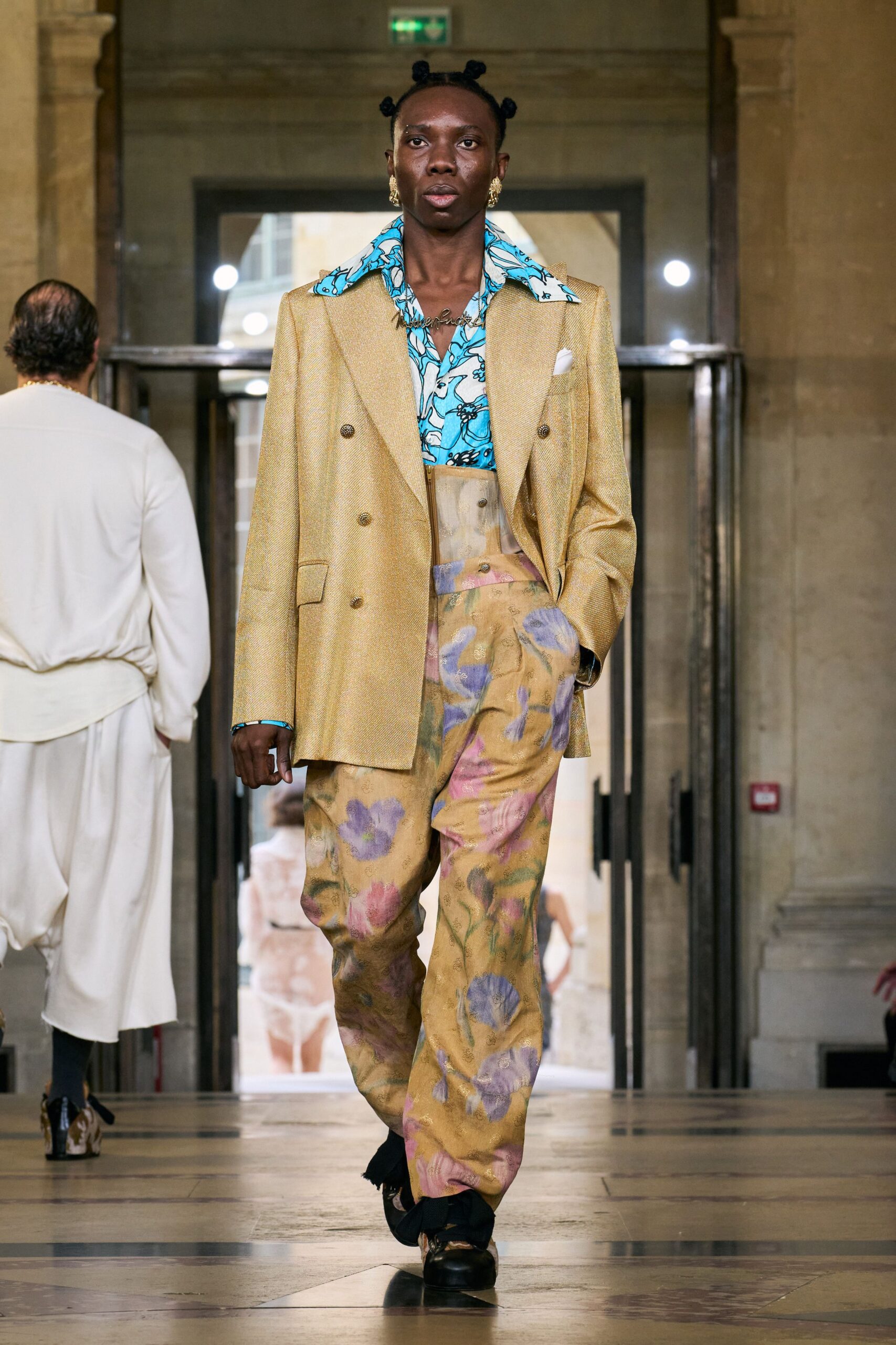gold metallic long-sleeve collared tailored buttoned shiny blazer