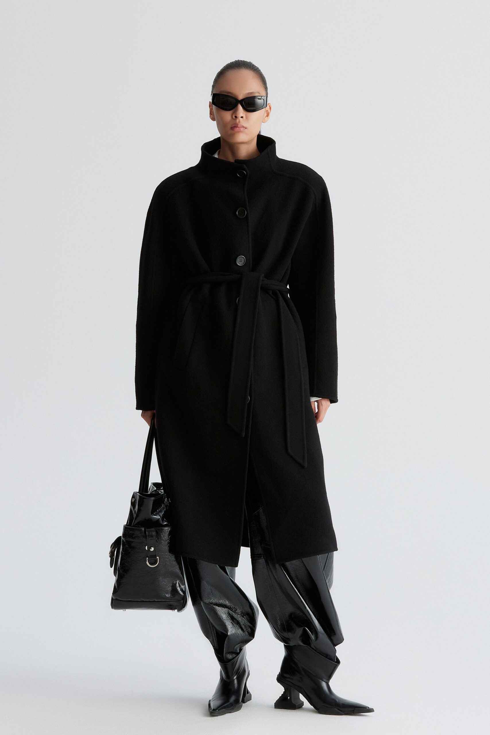 black wool long-sleeve collared tailored belted coat