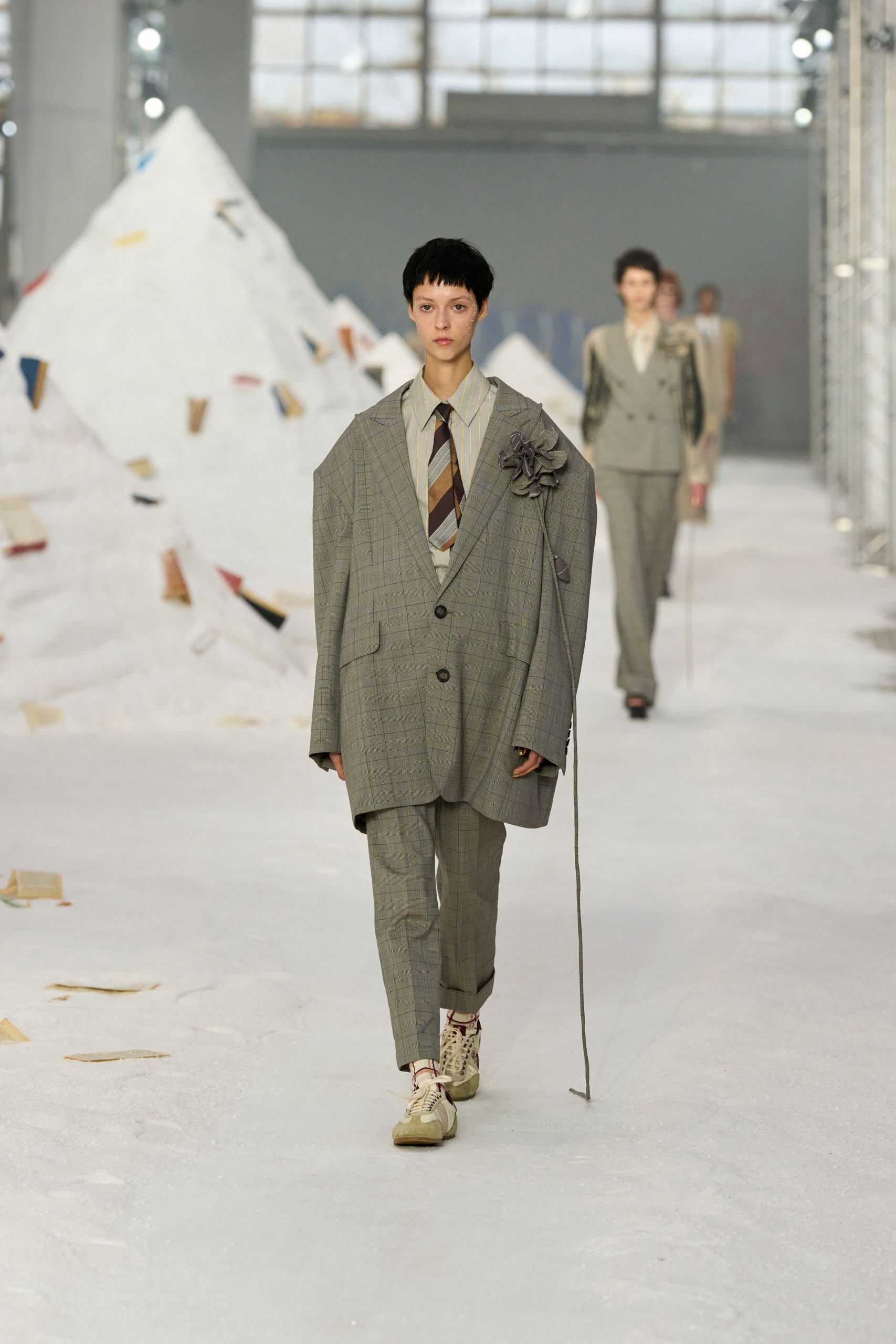 gray wool long-sleeve collared oversized buttoned pleated suit