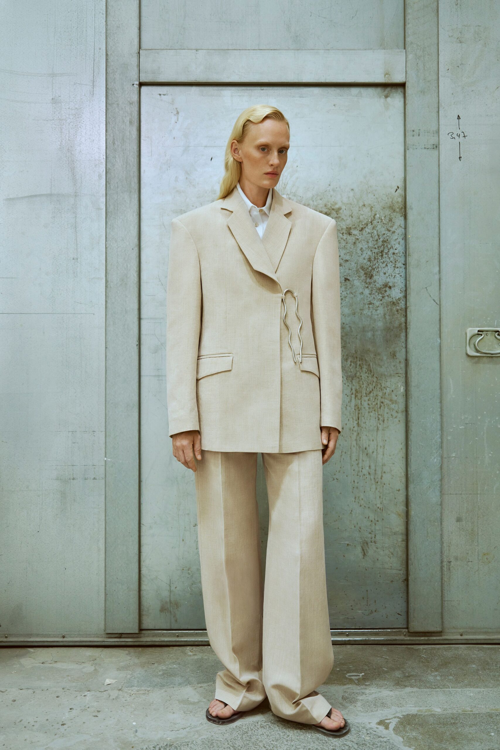 beige cotton long-sleeve collared oversized buttoned blazer