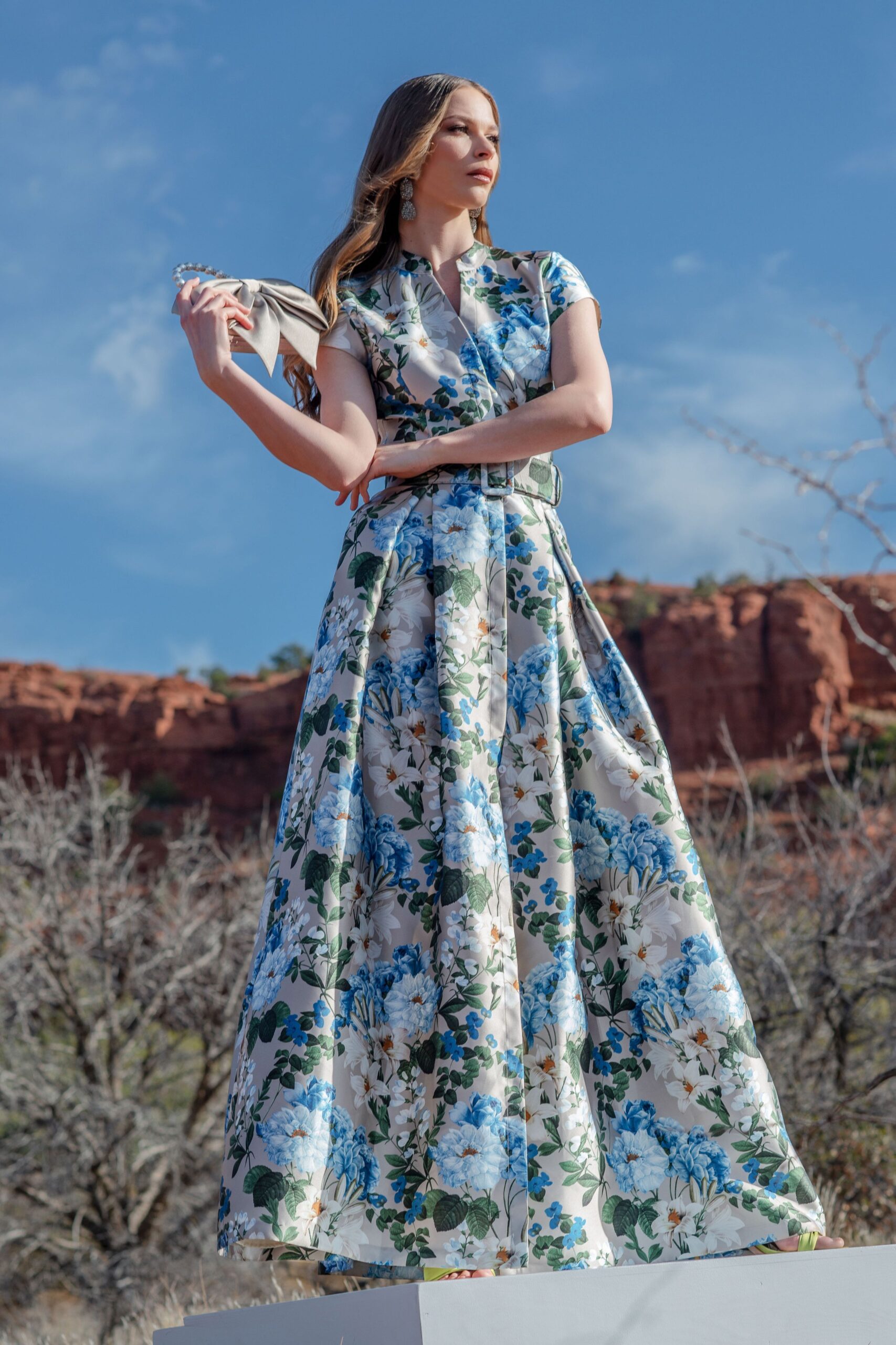 blue cotton short-sleeve collared fitted floral pleated gown