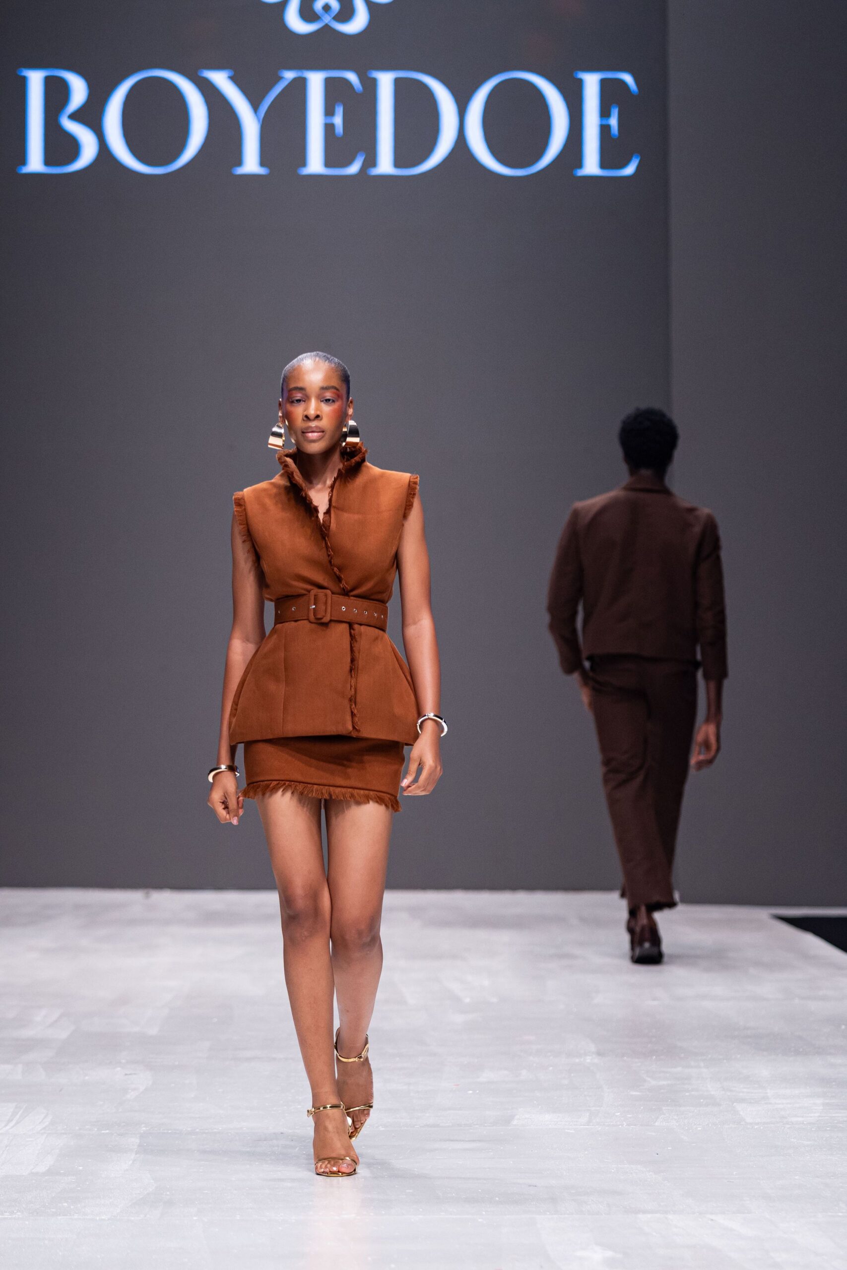 brown cotton sleeveless collared fitted belted ruffled dress
