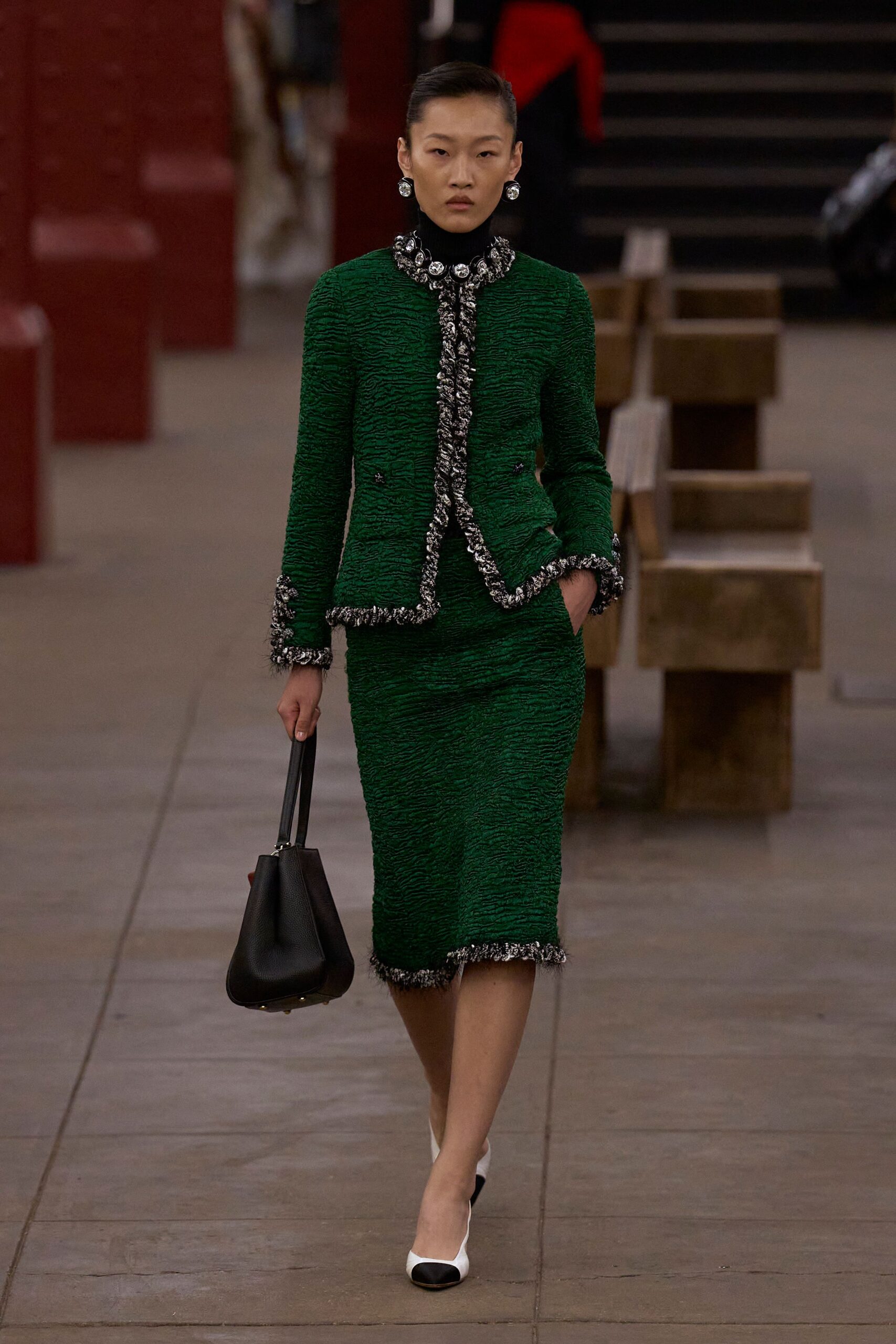 green tweed long-sleeve collared fitted buttoned jacket