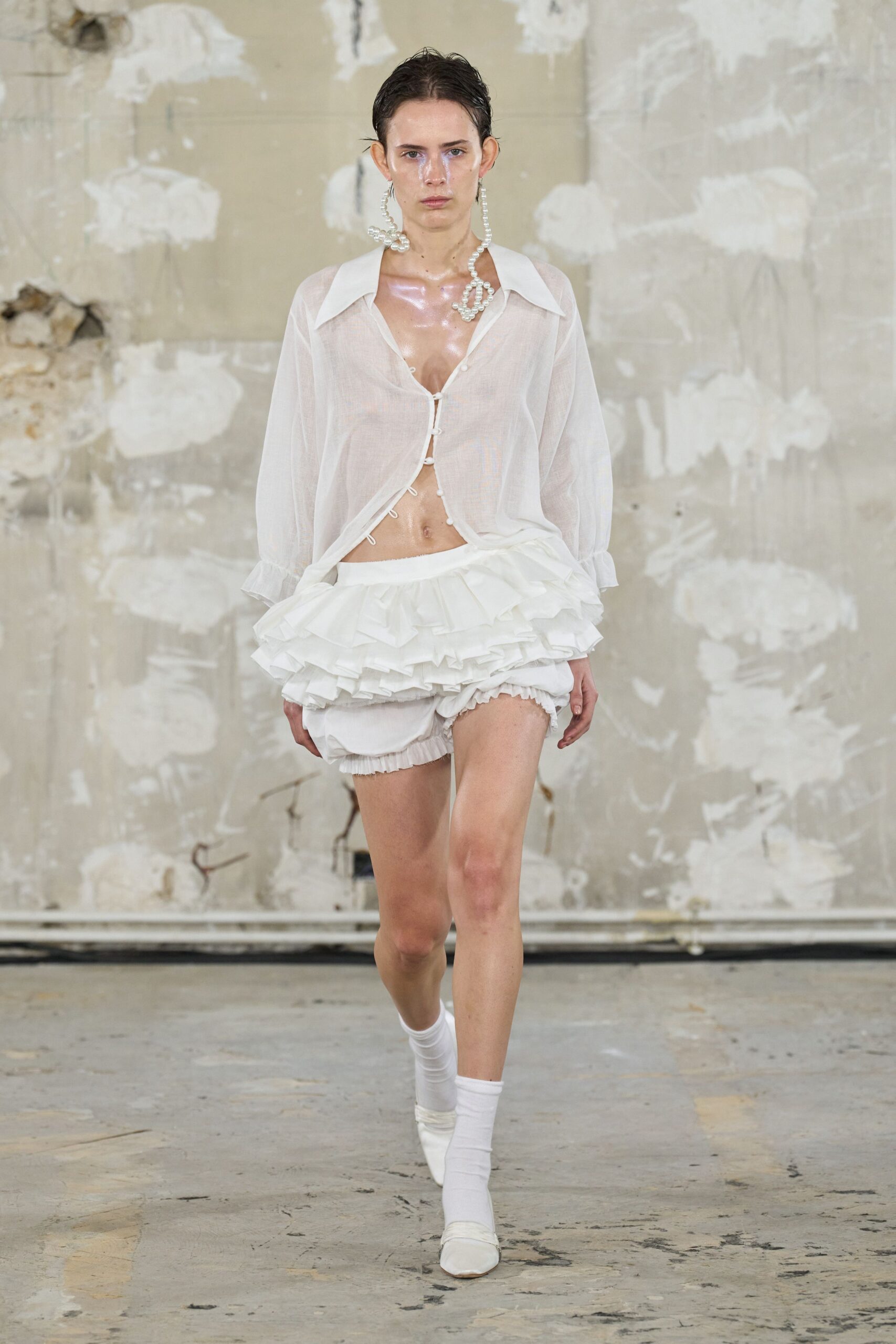white cotton fitted ruffled short shorts