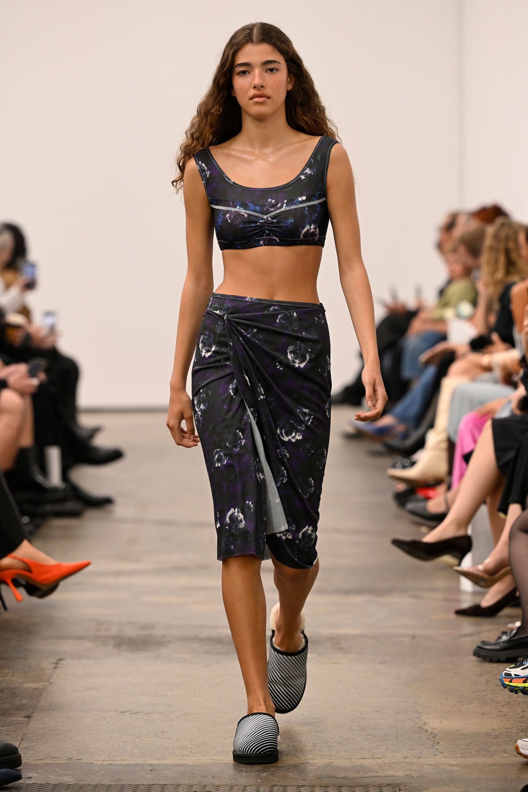 black cotton sleeveless scoop-neck fitted printed cropped crop-top