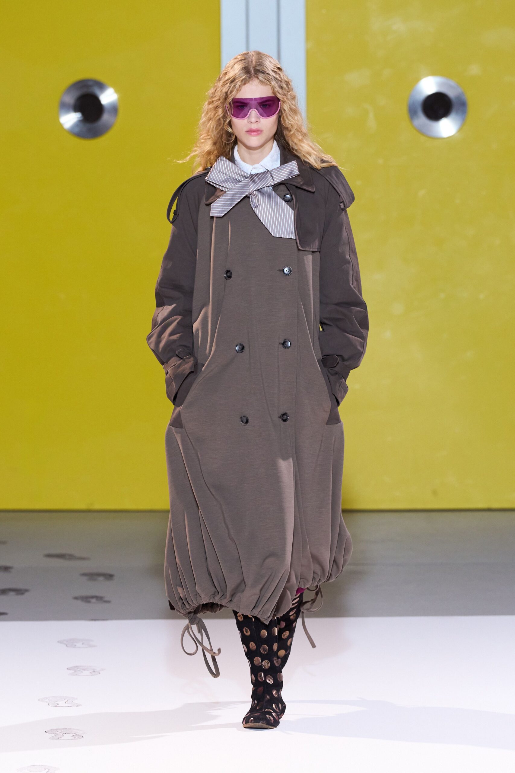 brown cotton long-sleeve collared relaxed pleated zippered coat