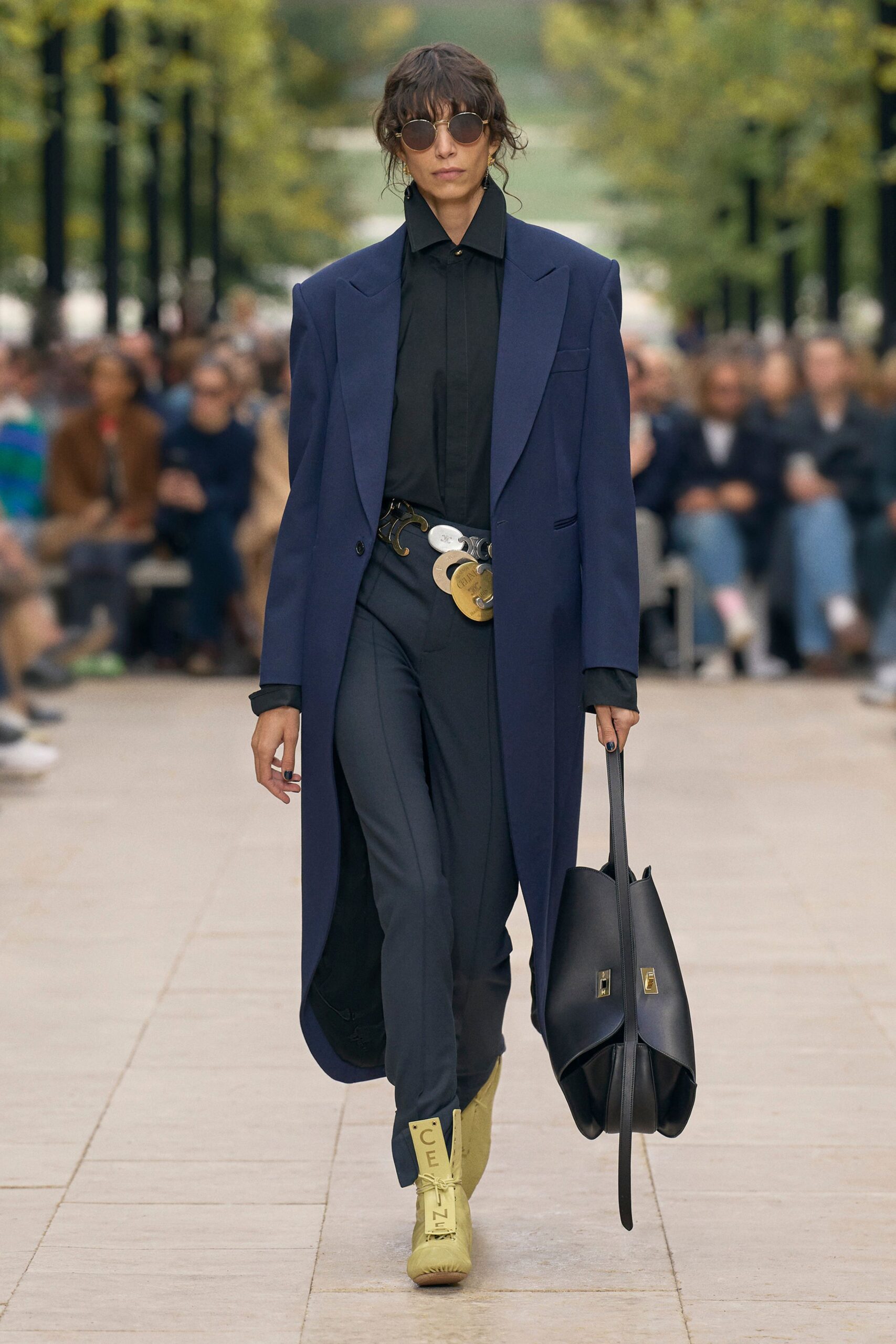 oversized blue blazer with black shirt