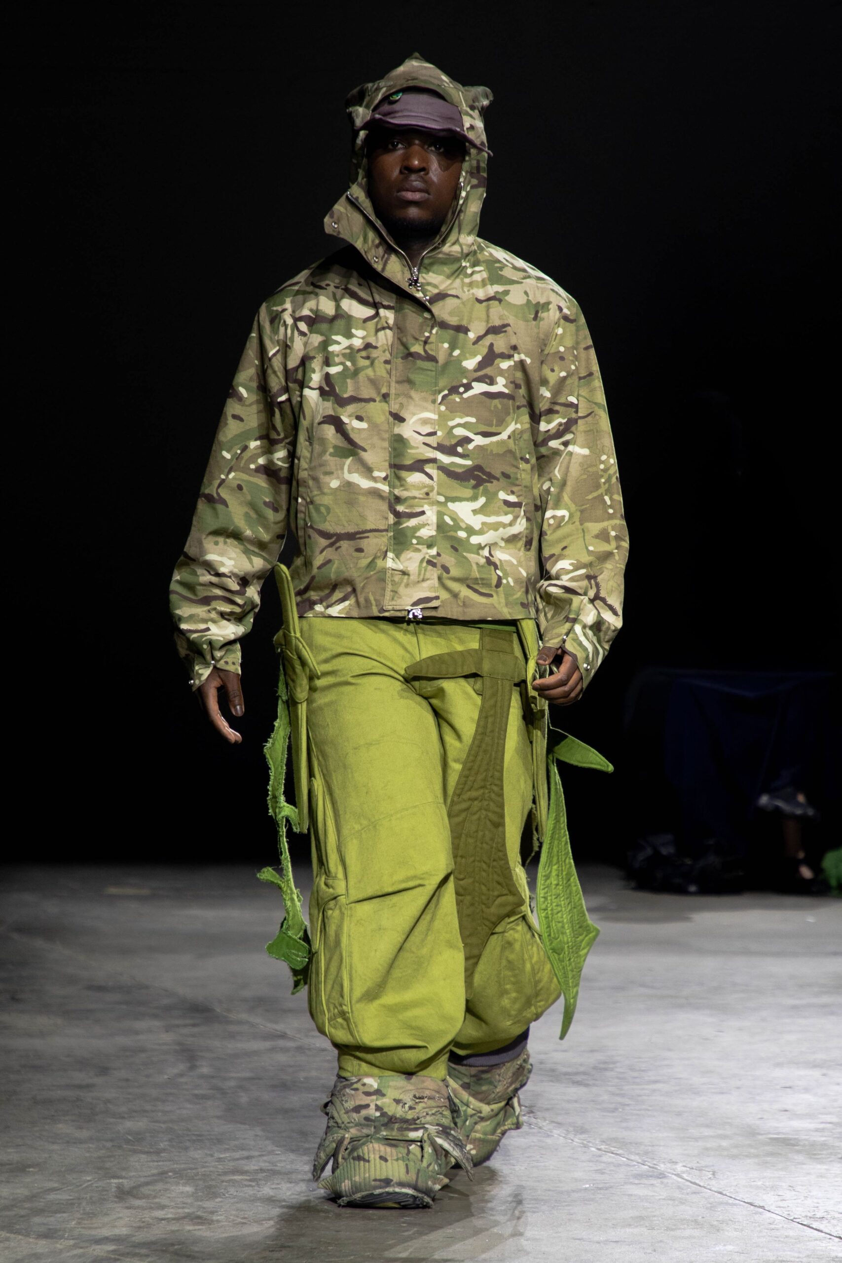 green cotton long-sleeve collared relaxed camouflage jacket