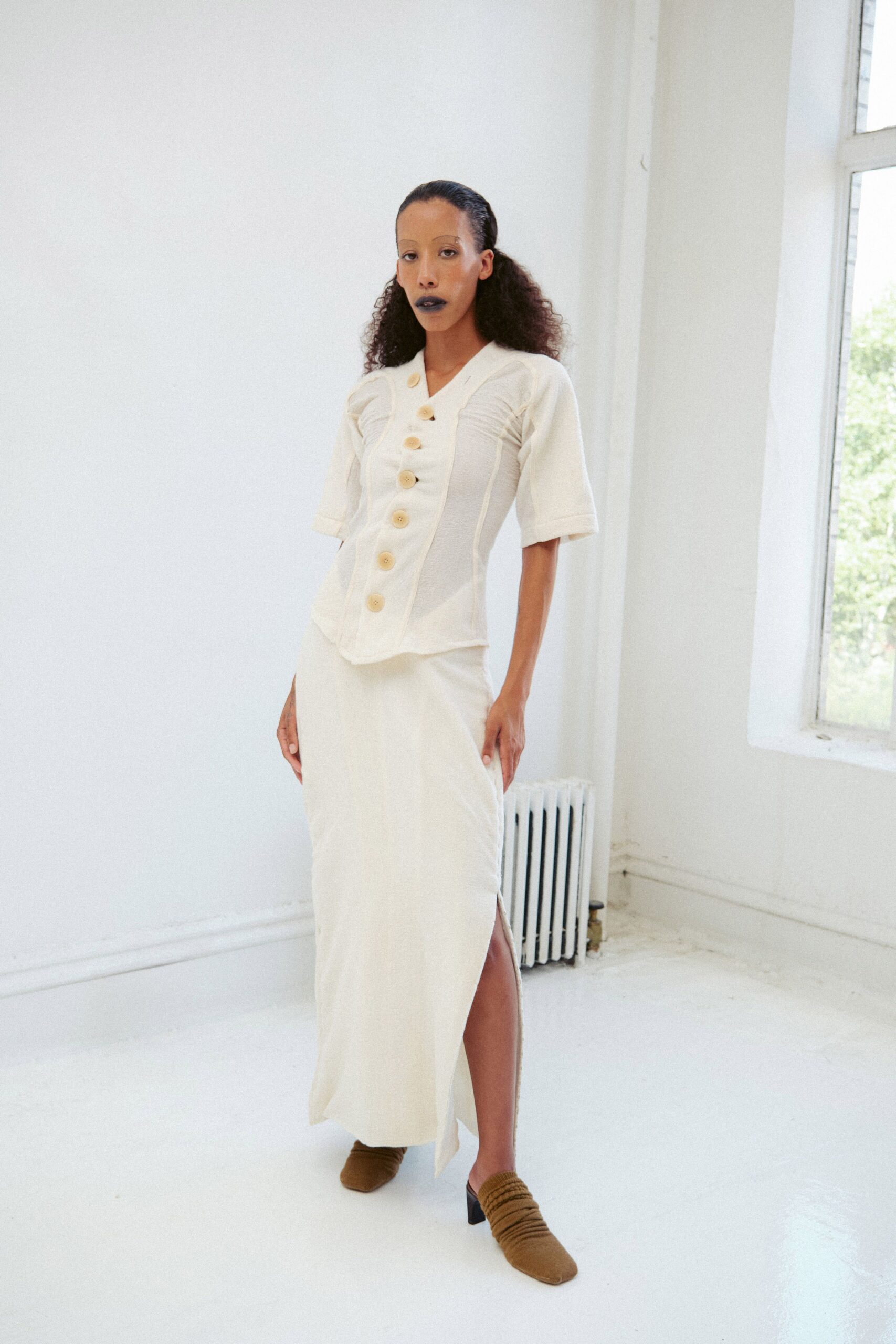 white cotton short-sleeve collared fitted buttoned pleated top