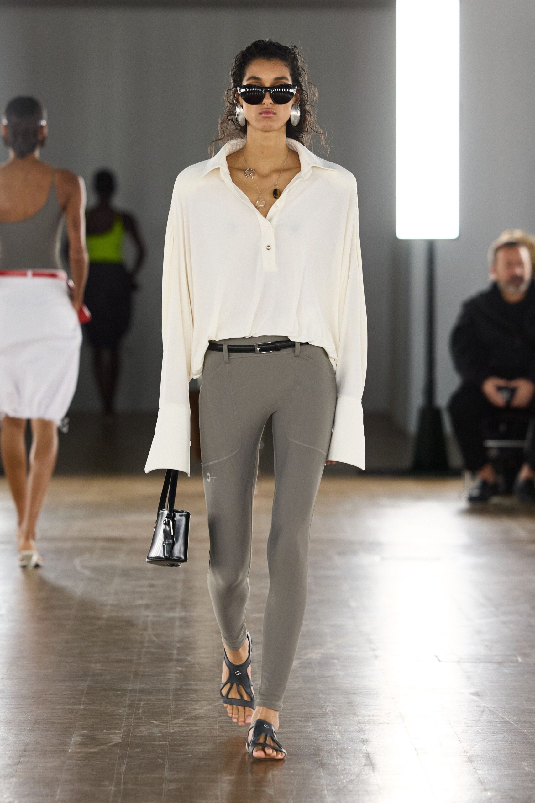 gray cotton fitted high-waisted leggings