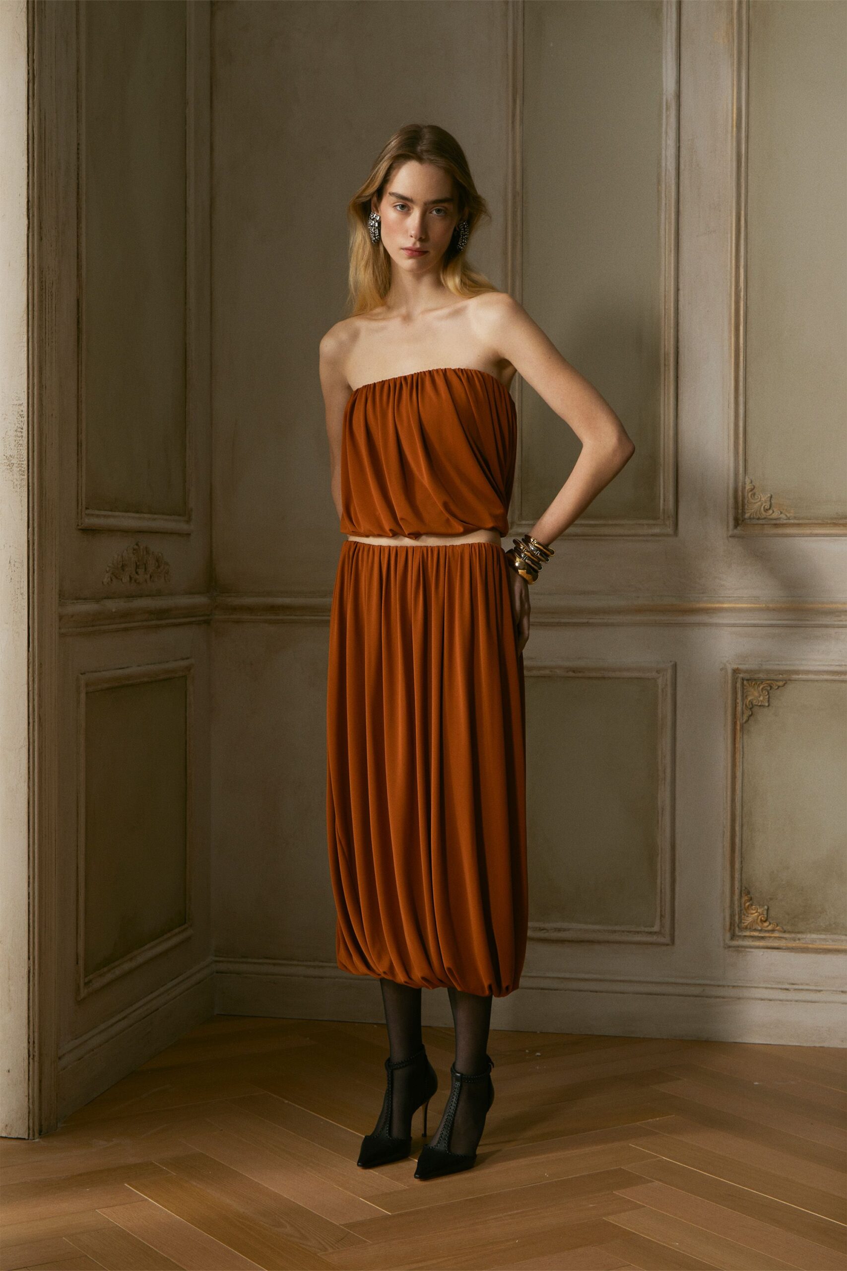 orange strapless midi dress with black shoes
