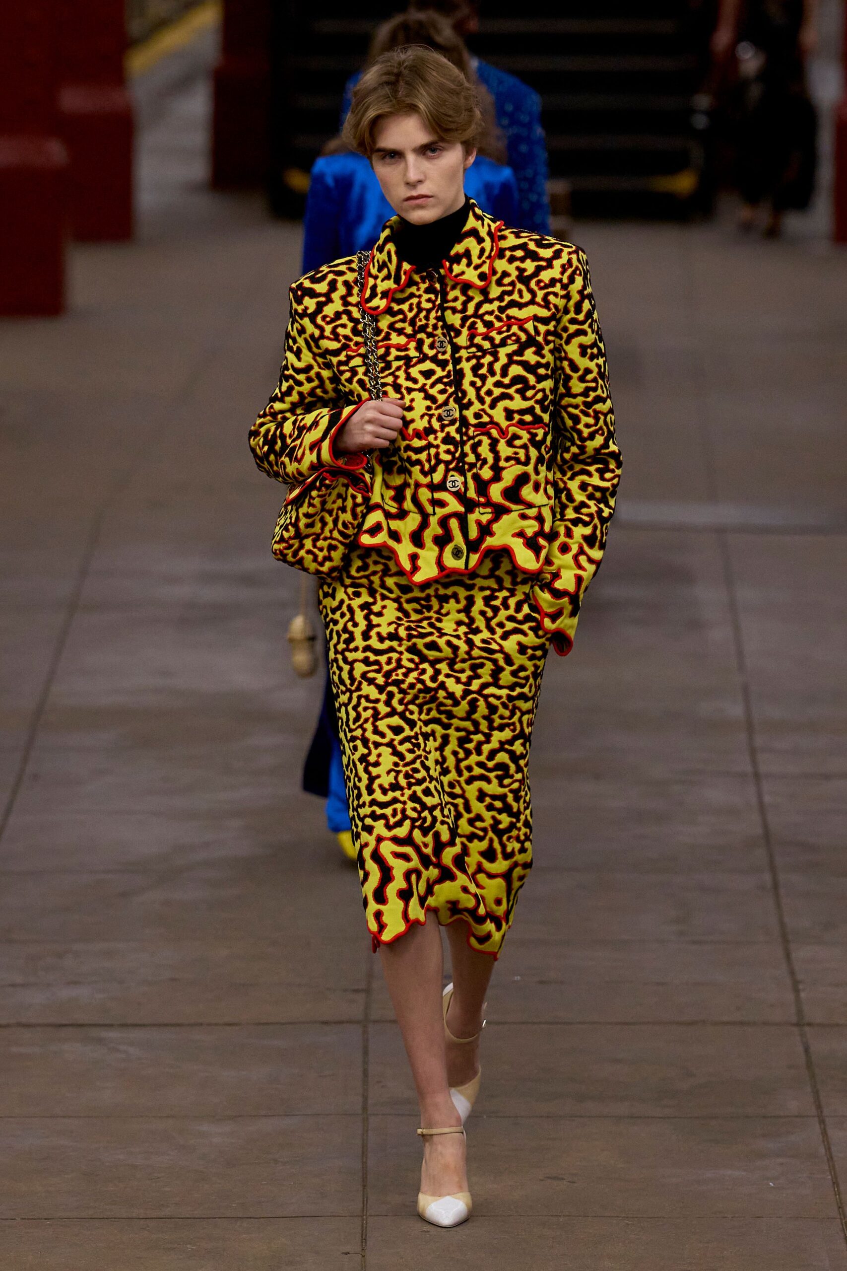yellow long-sleeve collared fitted printed blazer