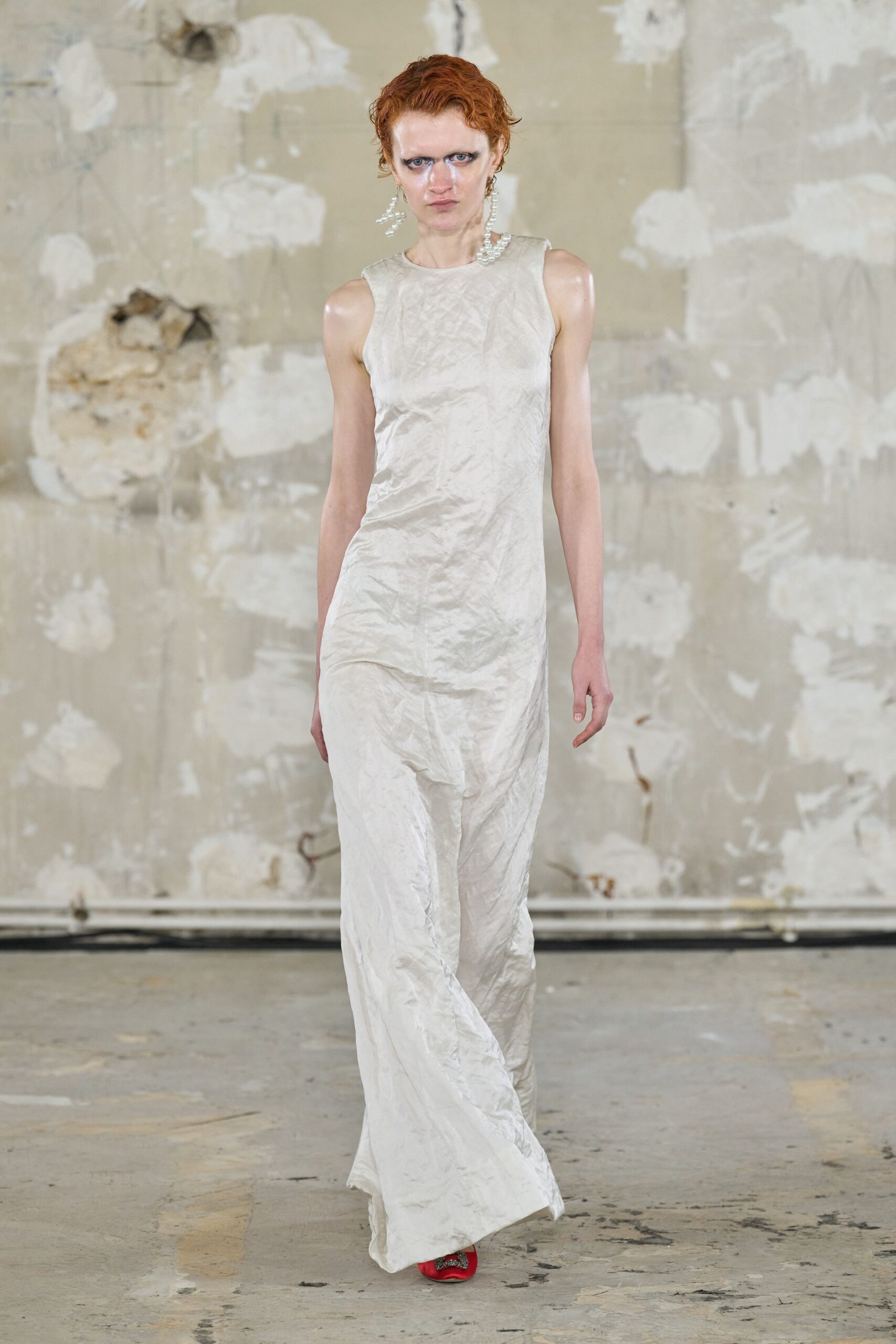 white silk sleeveless gown with red heels