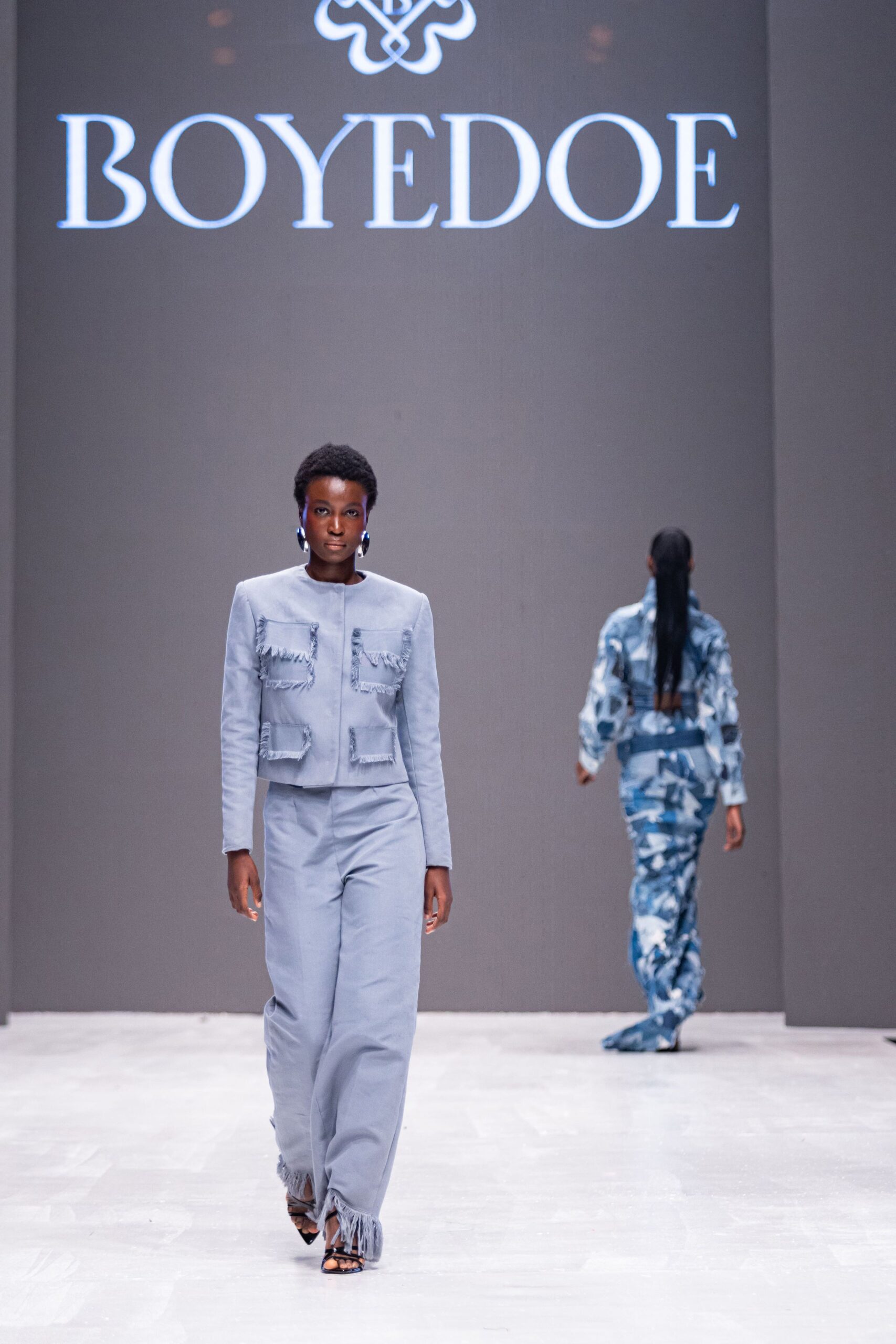 blue denim long-sleeve collared fitted buttoned fringed jacket