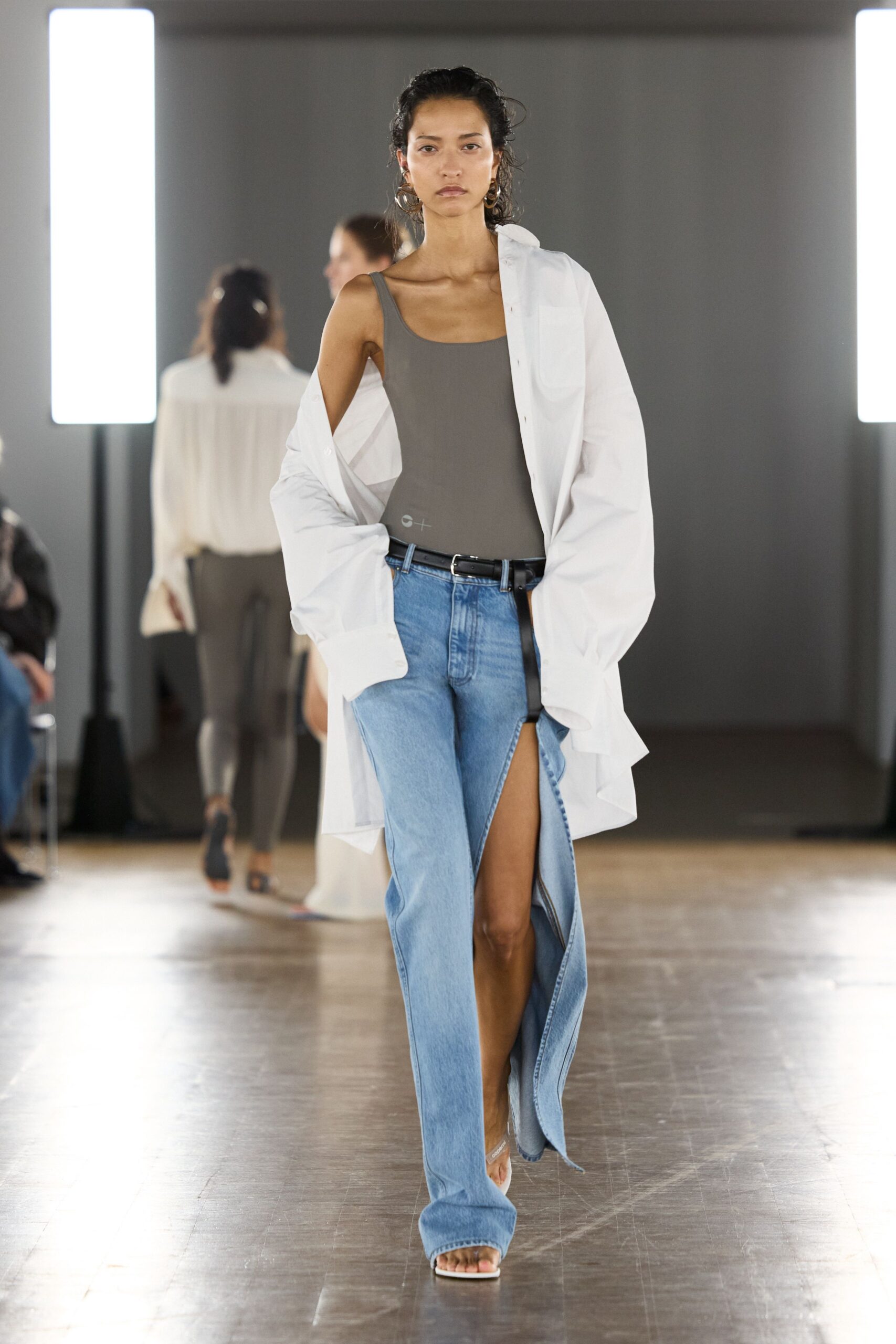 blue denim slit relaxed high-waisted jeans