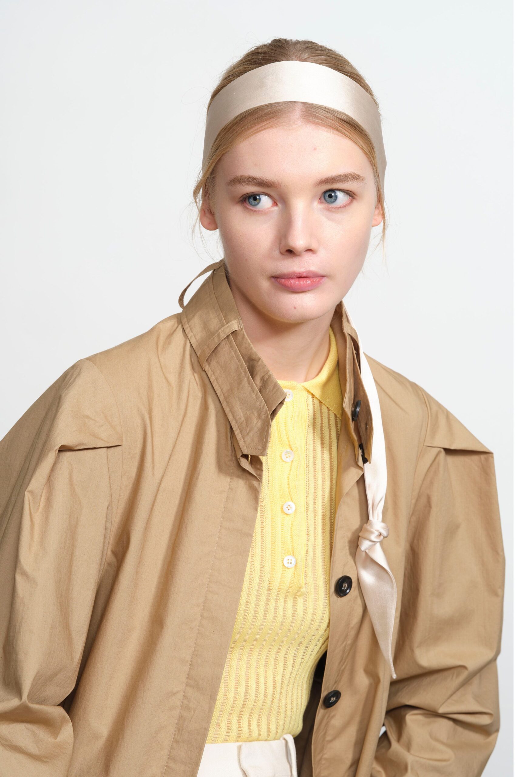 yellow cotton short-sleeve collared fitted ribbed shirt