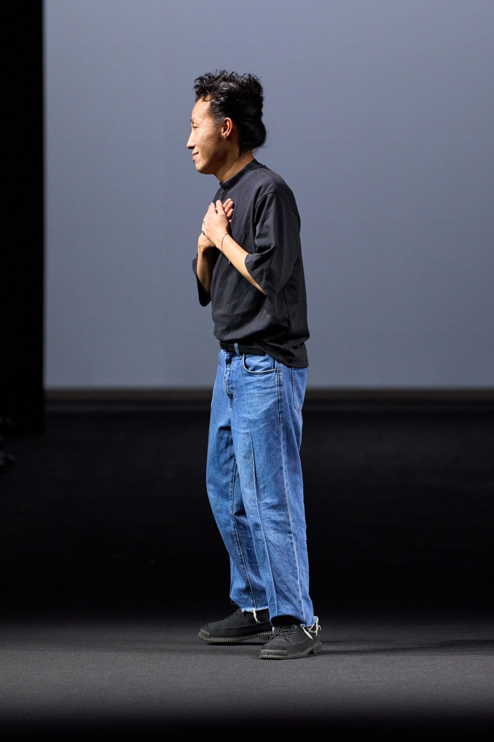 black shirt blue jeans black shoes