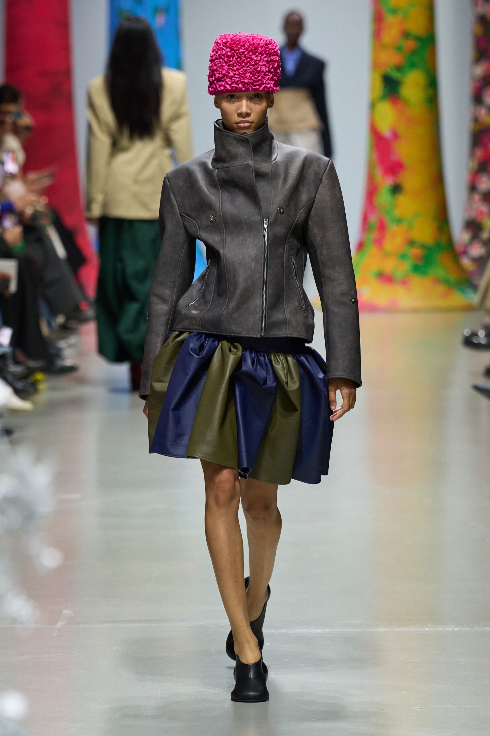gray leather long-sleeve collared fitted zippered jacket