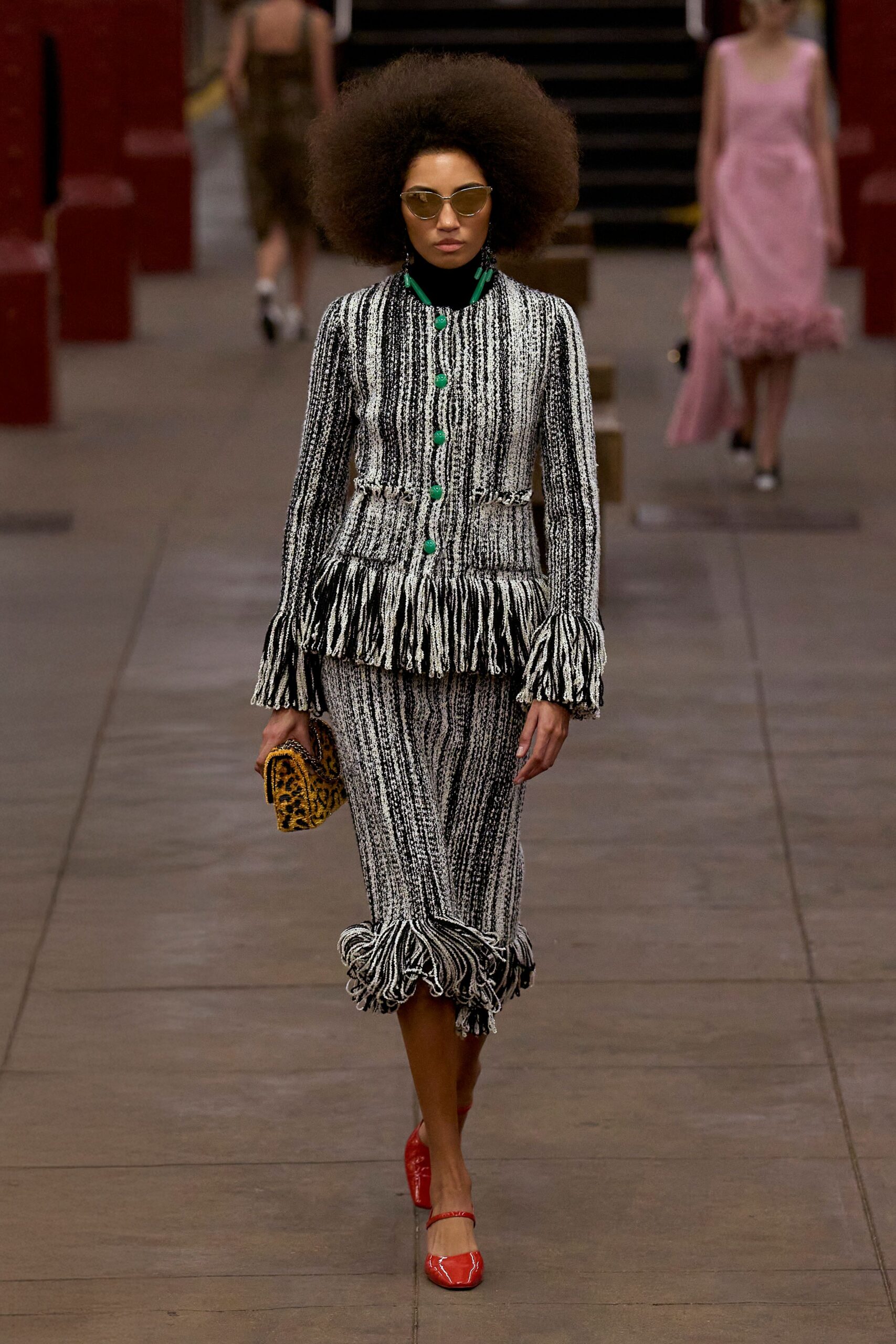 black tweed long-sleeve collared fitted fringed buttoned jacket
