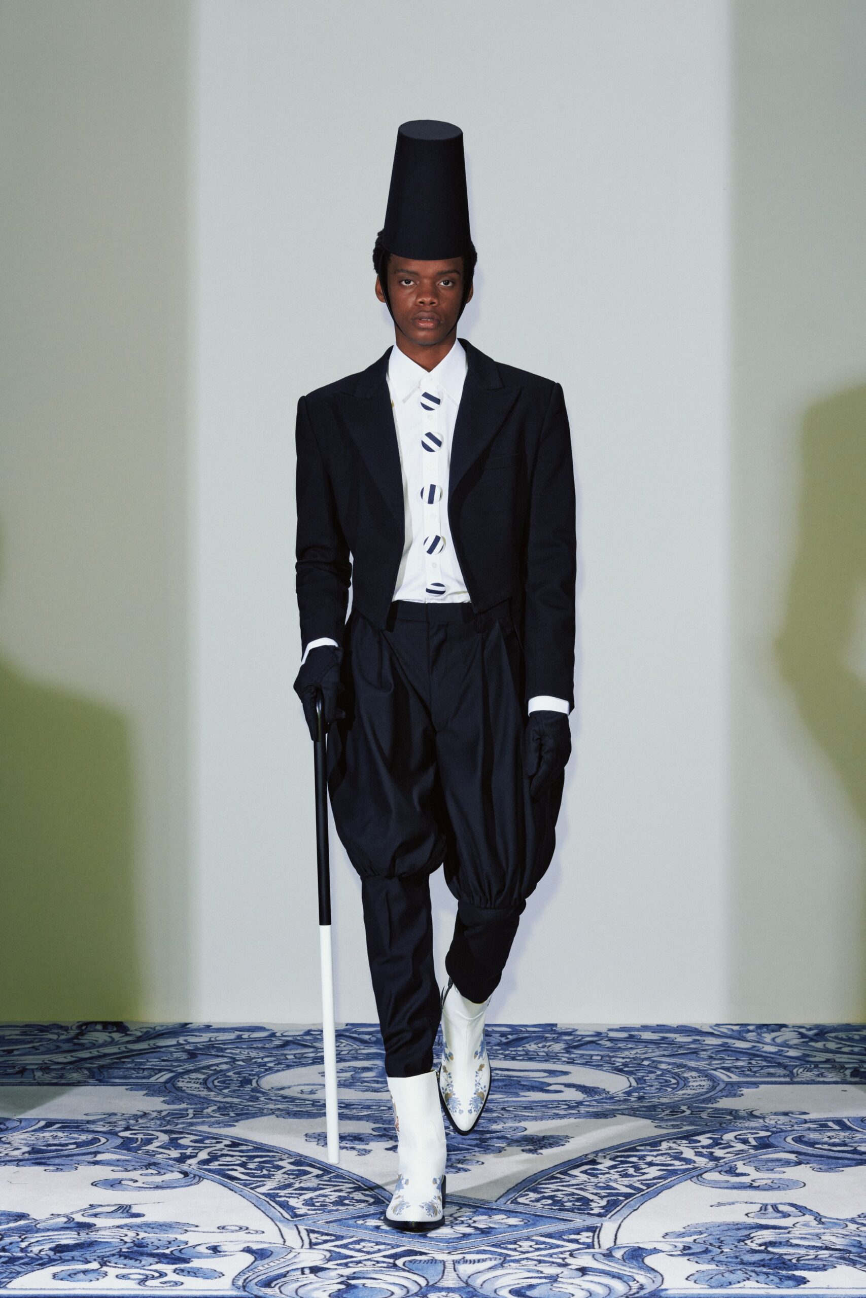 black cotton long-sleeve collared fitted buttoned suit