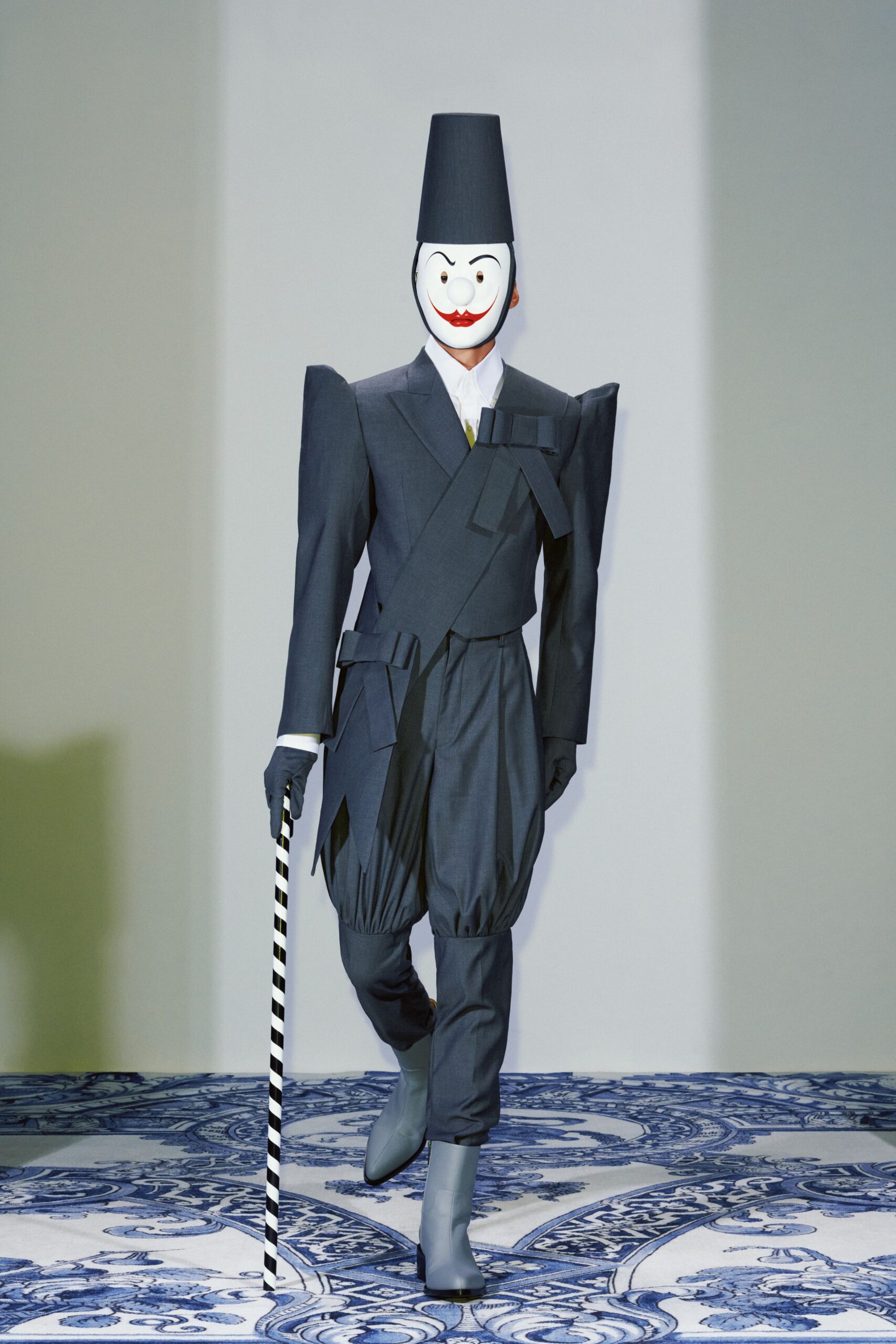 gray cotton long-sleeve collared structured pleated suit