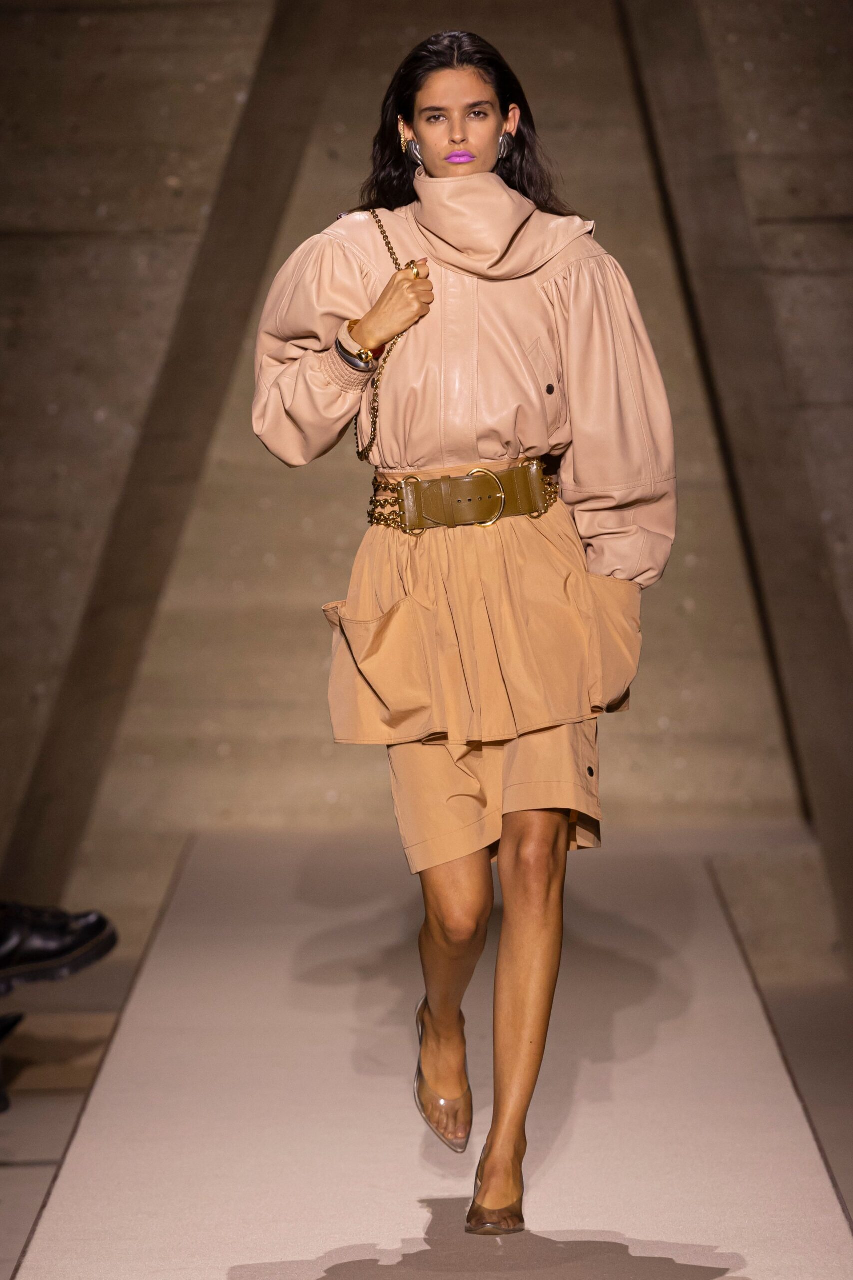 beige leather fitted pleated short skirt