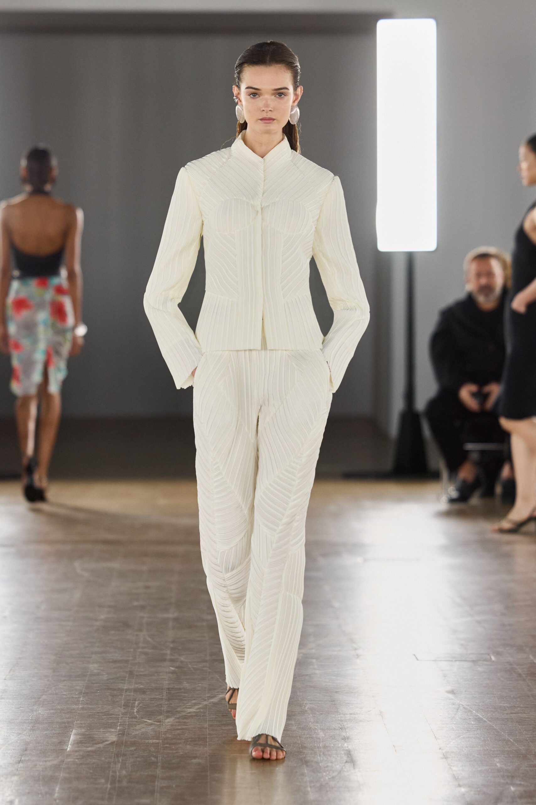 white cotton long-sleeve collared tailored buttoned pleated blazer