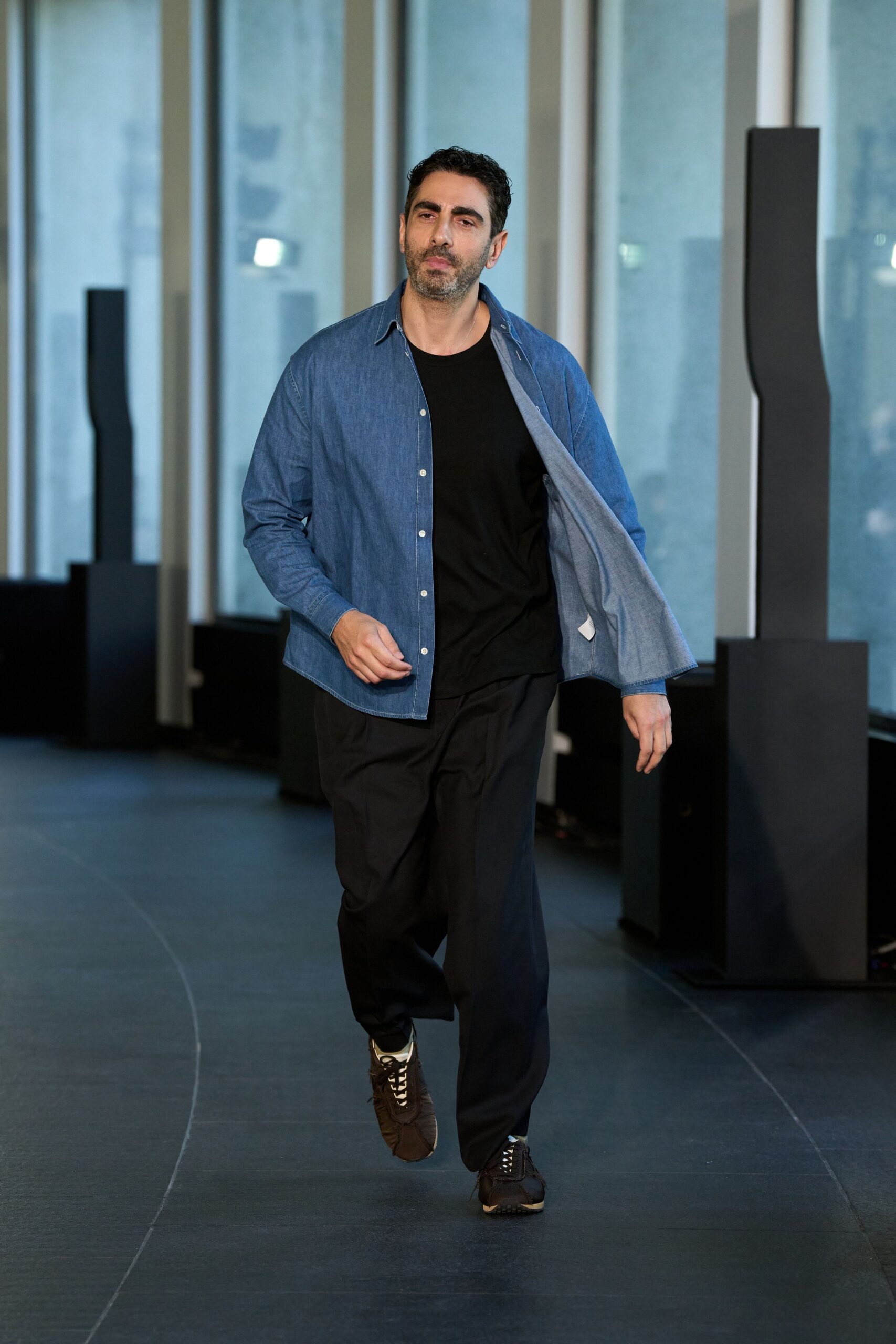 blue denim shirt black t-shirt black pants brown shoes